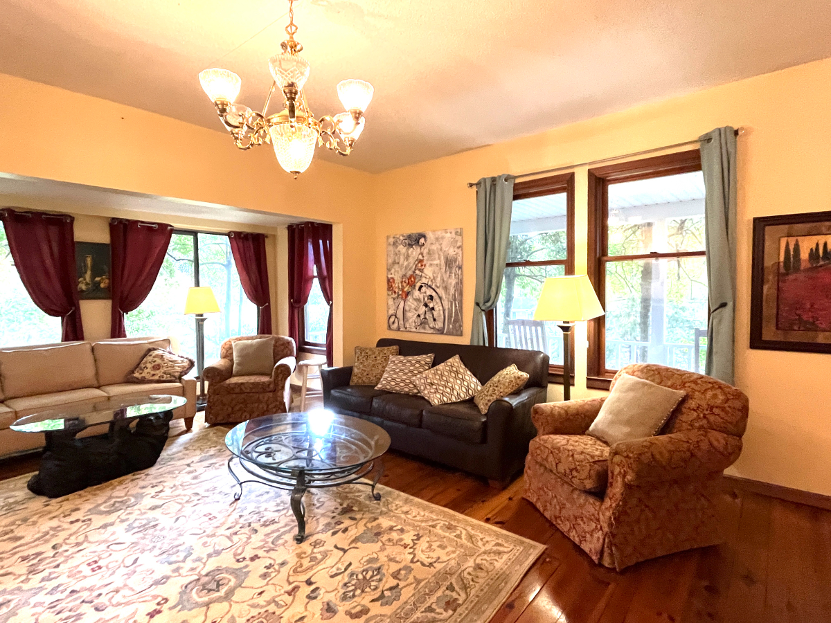 Huge Historic Farmhouse, 4000 sq ft, 1 acre, sleeps up to 16 - Photo 2