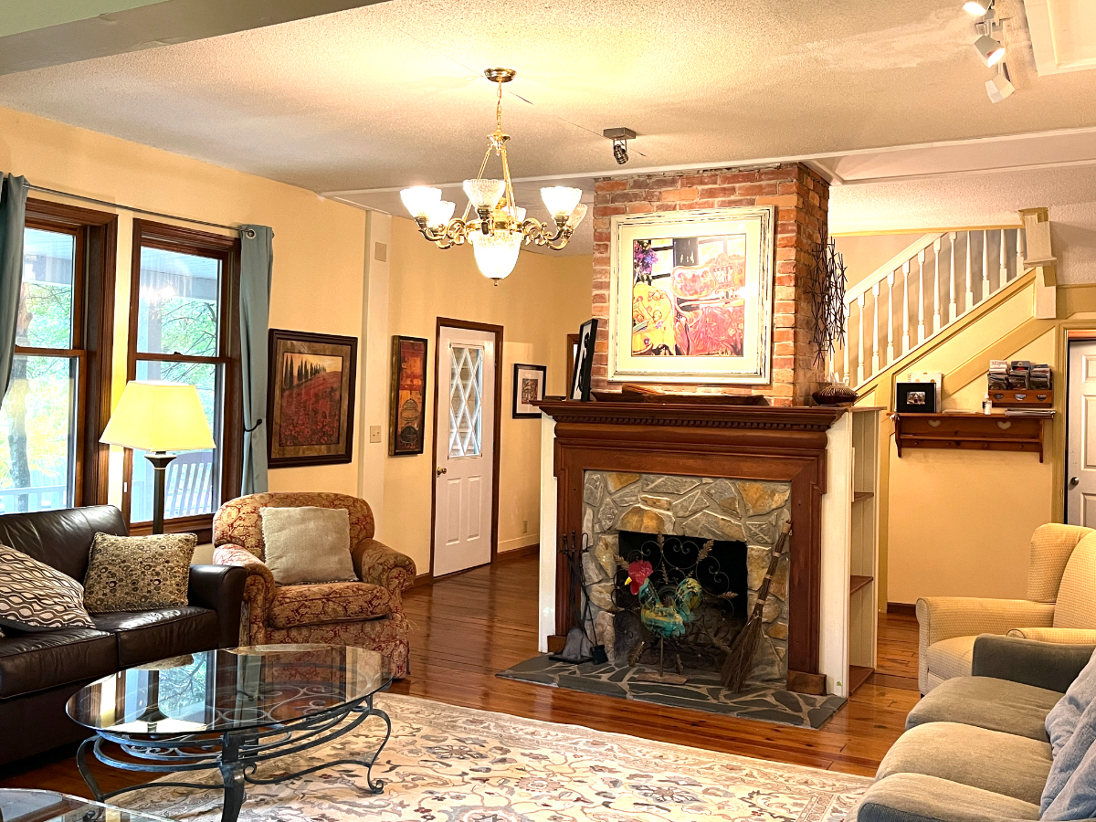 Huge Historic Farmhouse, 4000 sq ft, 1 acre, sleeps up to 16