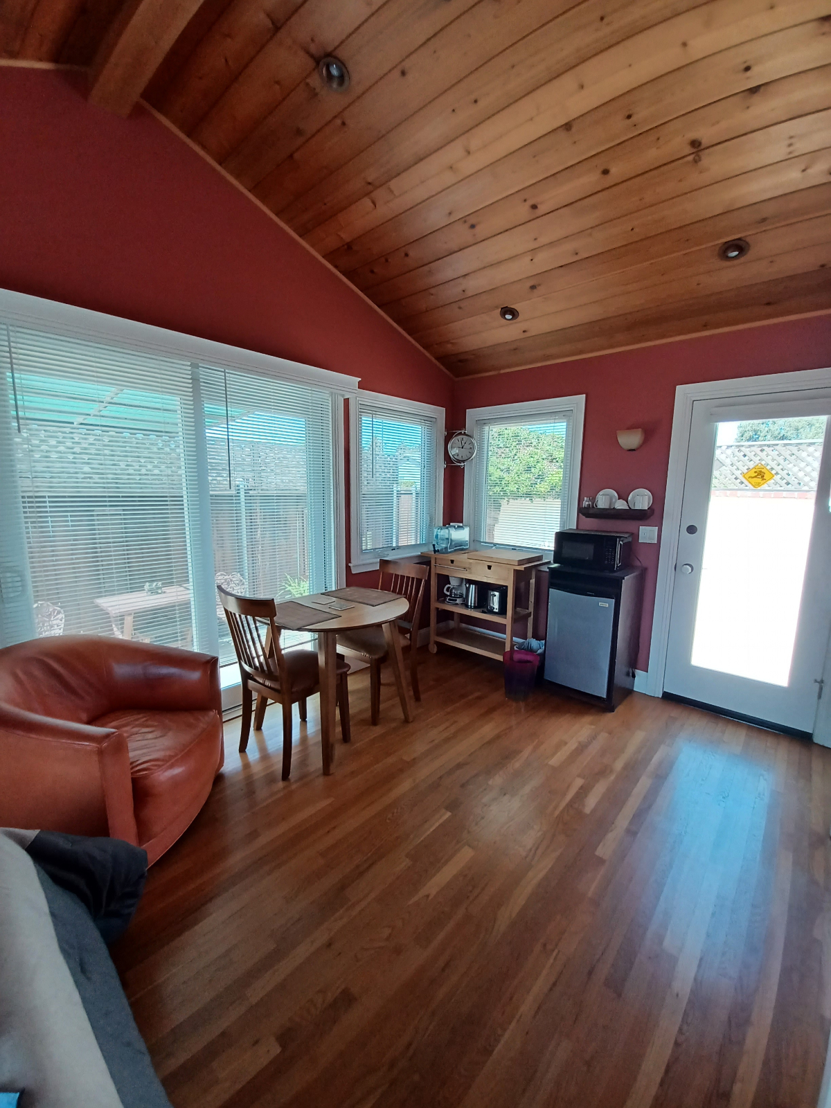 Pristine, Private Efficiency Room - Photo 4