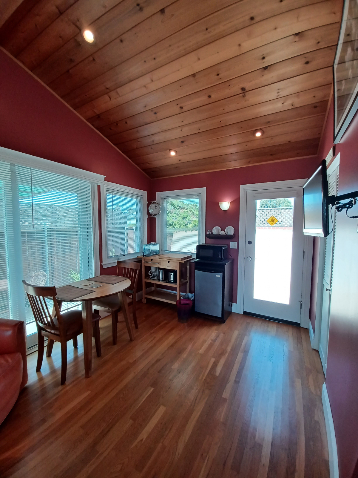 Pristine, Private Efficiency Room - Photo 6