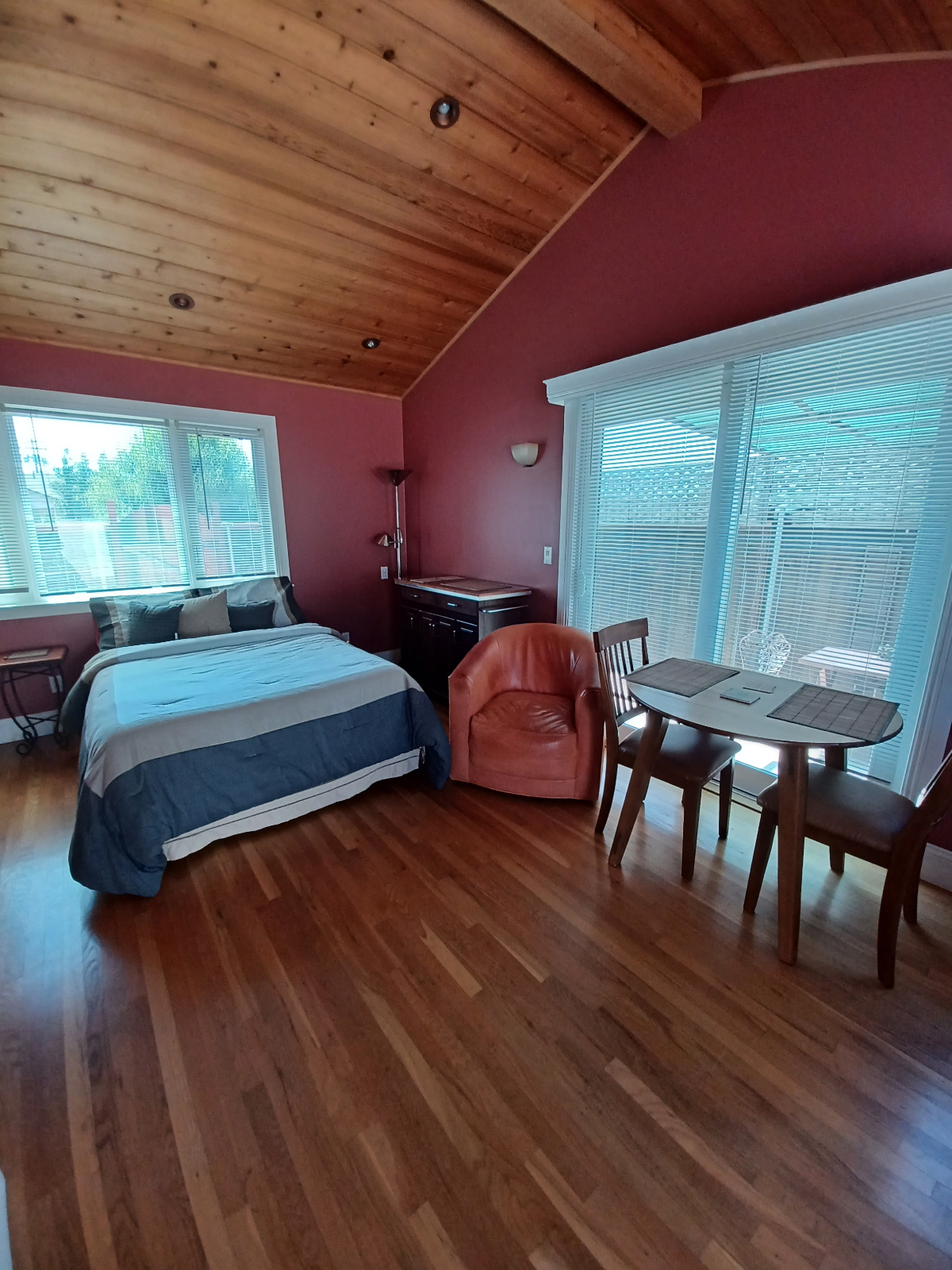 Pristine, Private Efficiency Room - Photo 3