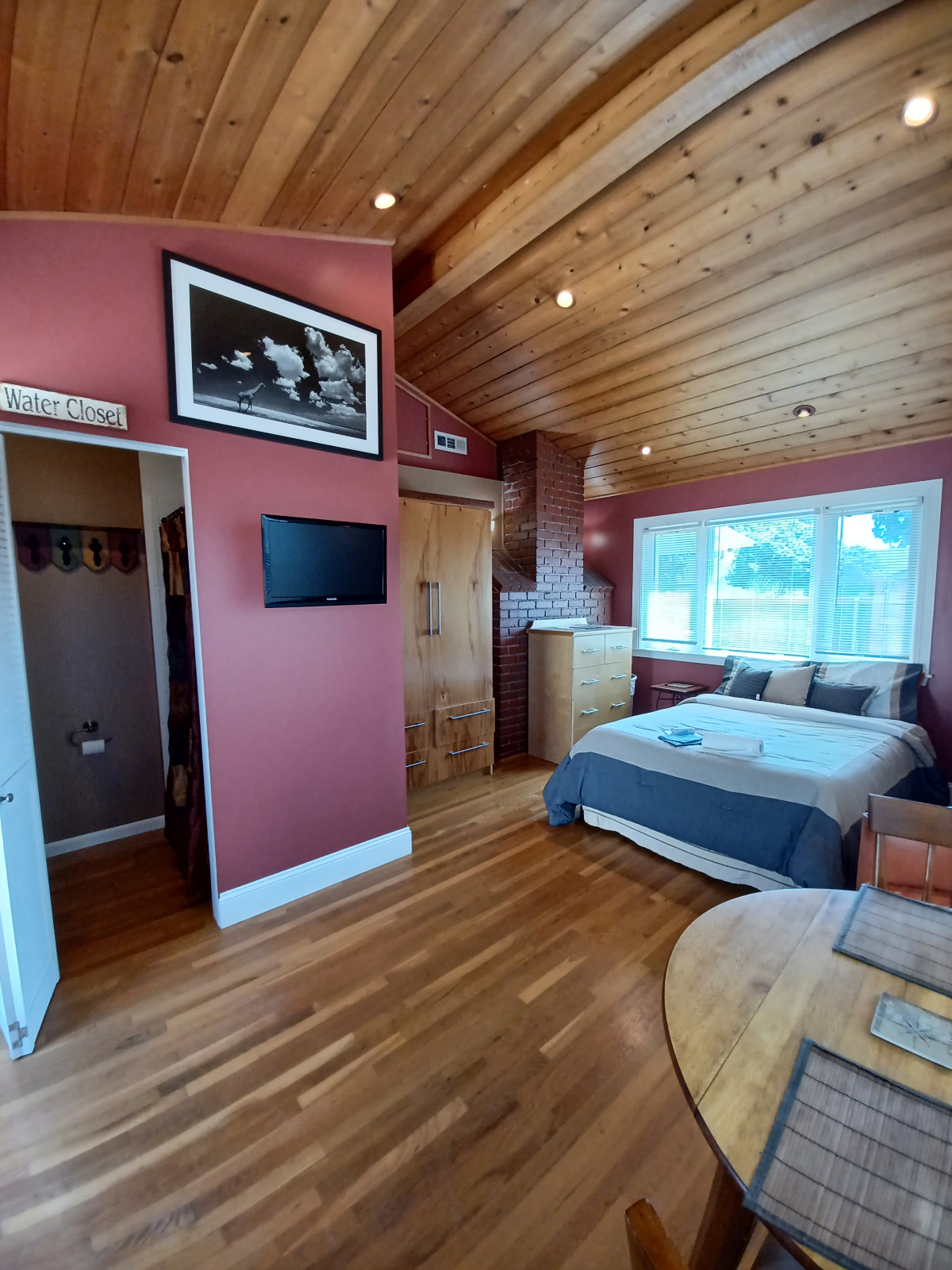 Pristine, Private Efficiency Room - Photo 2