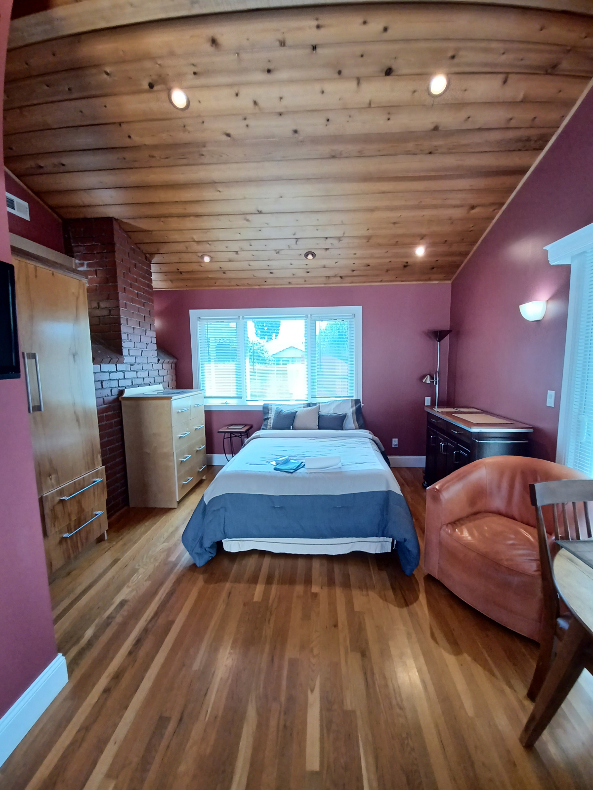 Pristine, Private Efficiency Room - Photo 1