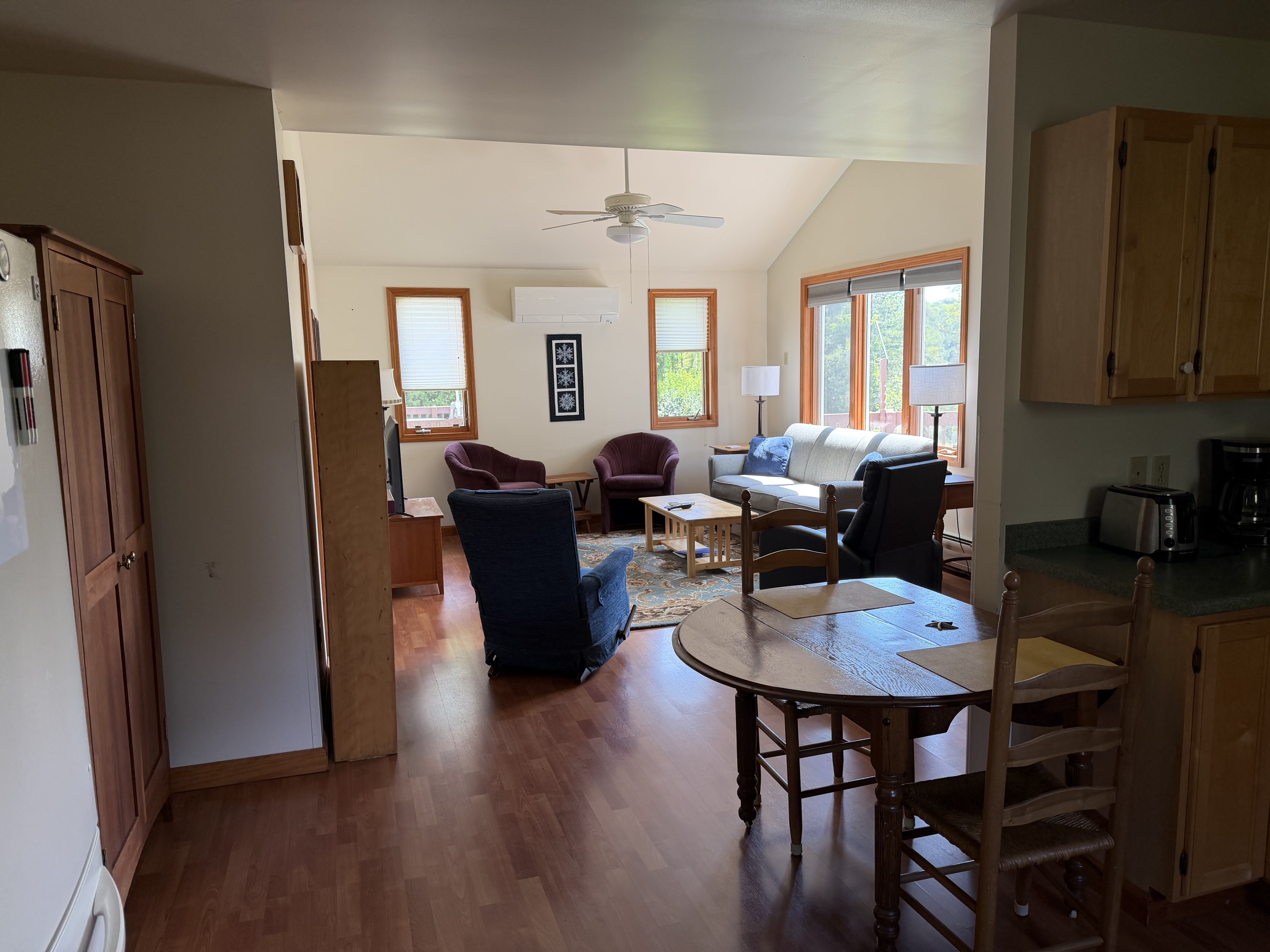Private and peaceful 1 bedroom accessory apartment in convenient neighborhood - Photo 5