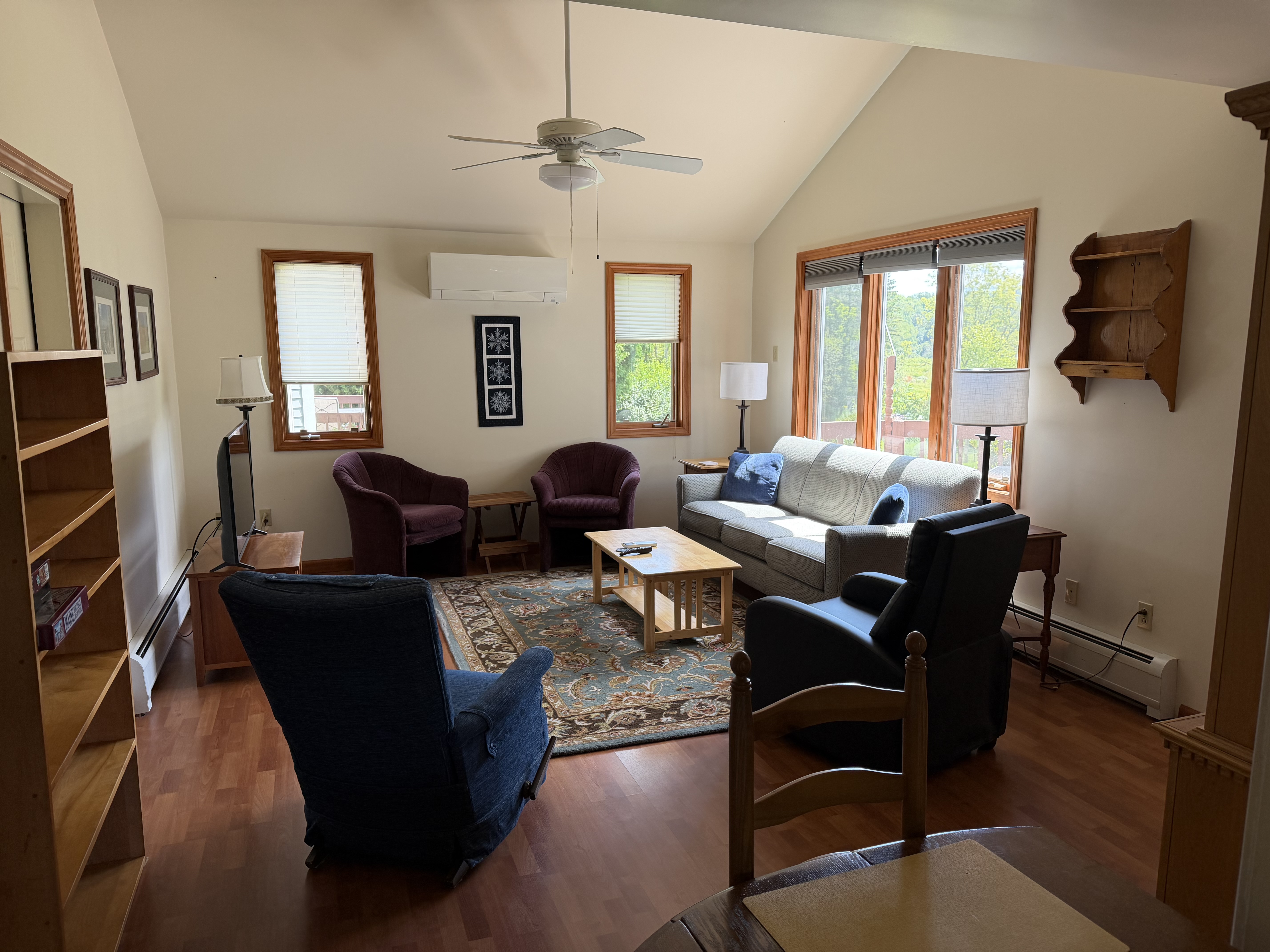Private and peaceful 1 bedroom accessory apartment in convenient neighborhood - Photo 4