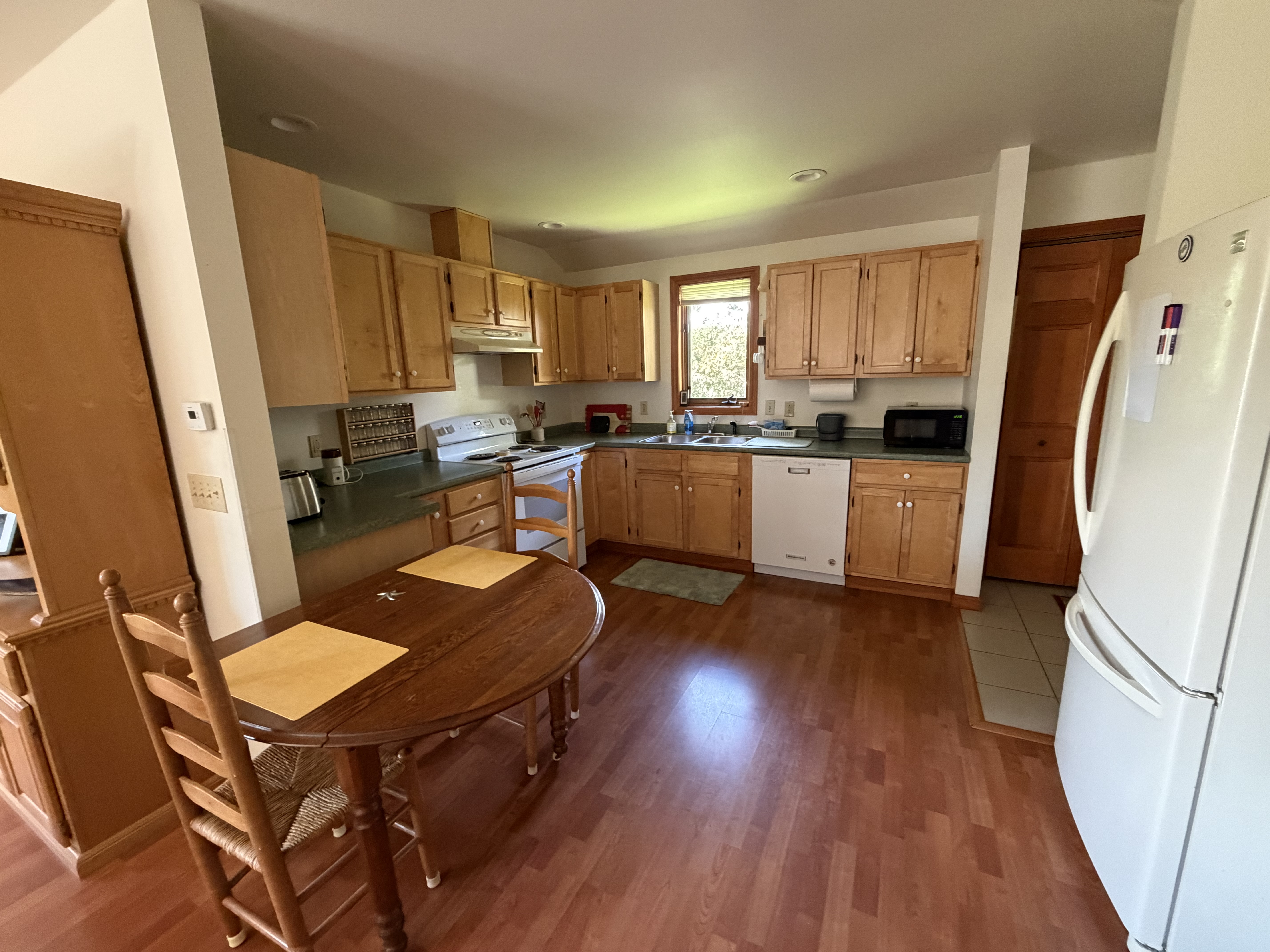 Private and peaceful 1 bedroom accessory apartment in convenient neighborhood - Photo 8