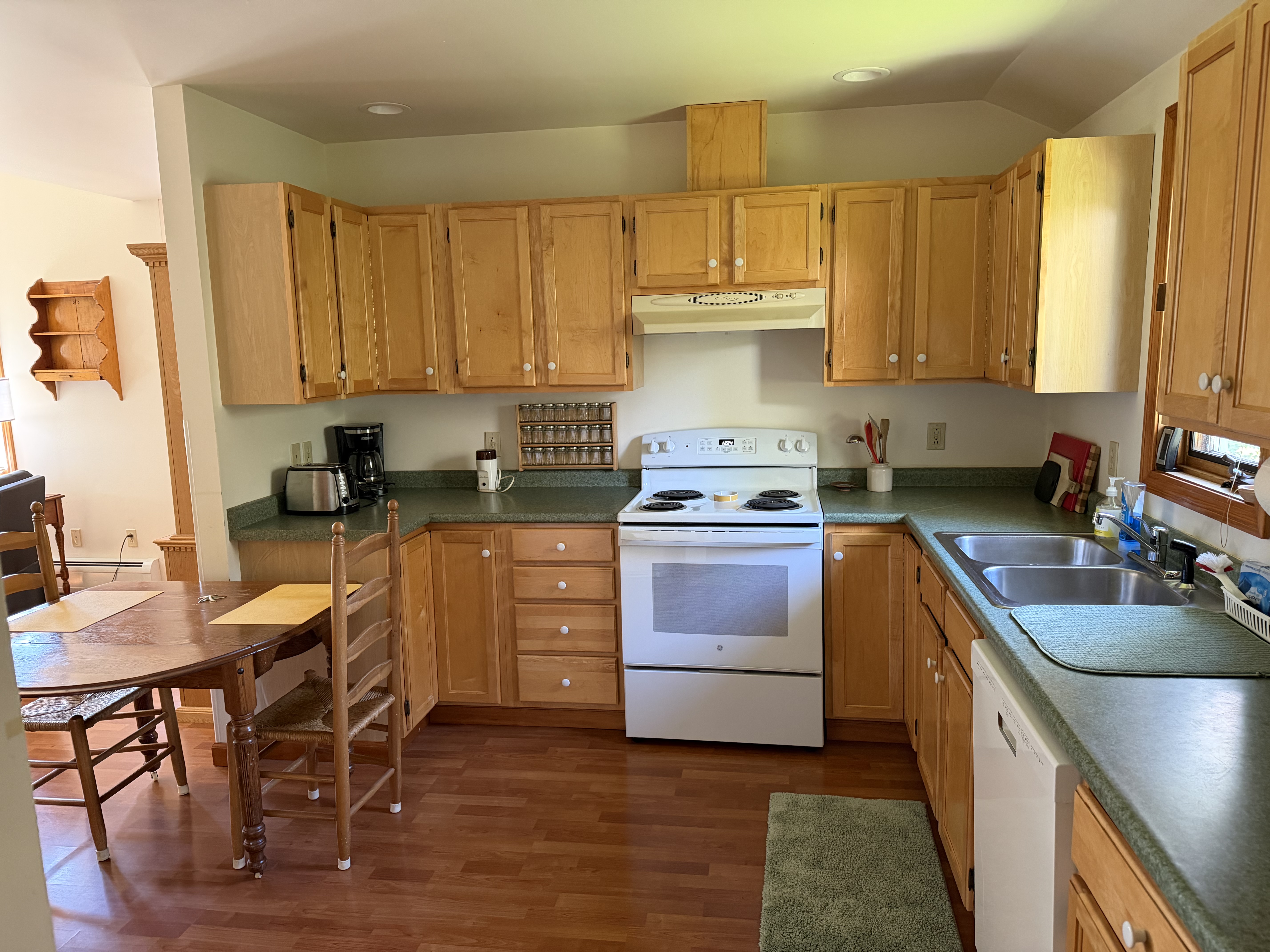 Private and peaceful 1 bedroom accessory apartment in convenient neighborhood - Photo 7