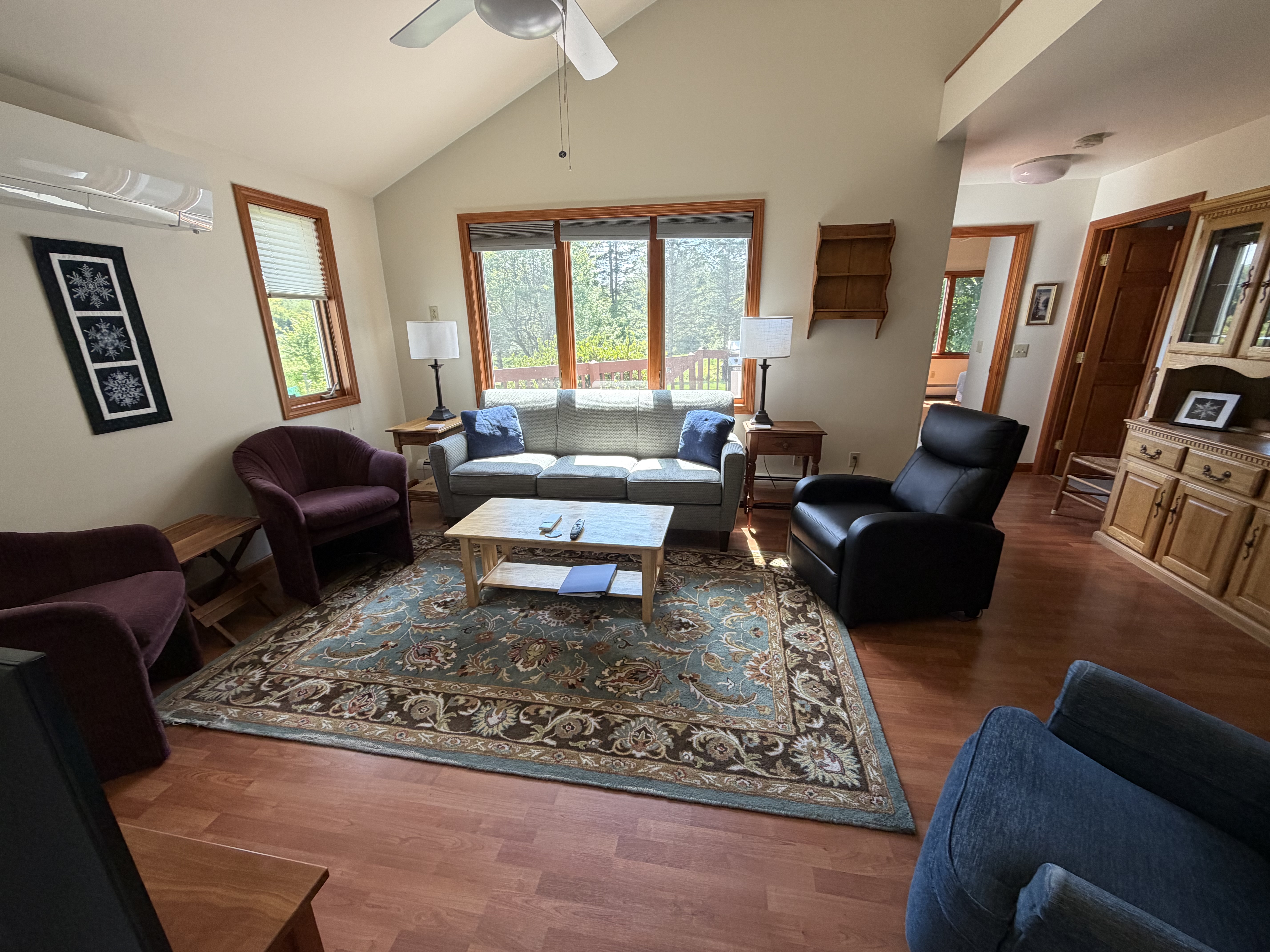 Private and peaceful 1 bedroom accessory apartment in convenient neighborhood - Photo 1