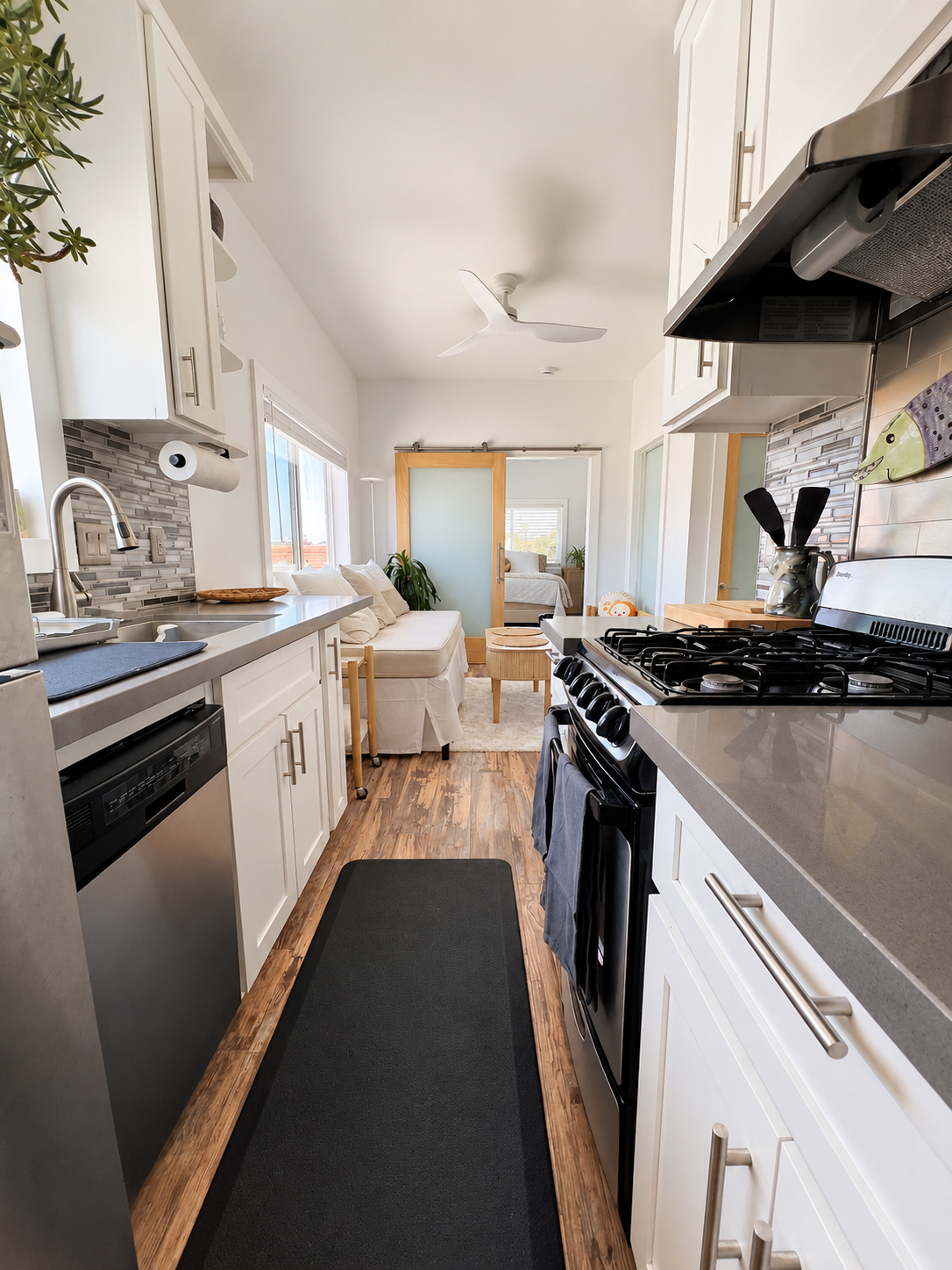 Furnished Venice Beach Living - Steps to the Ocean - Photo 4