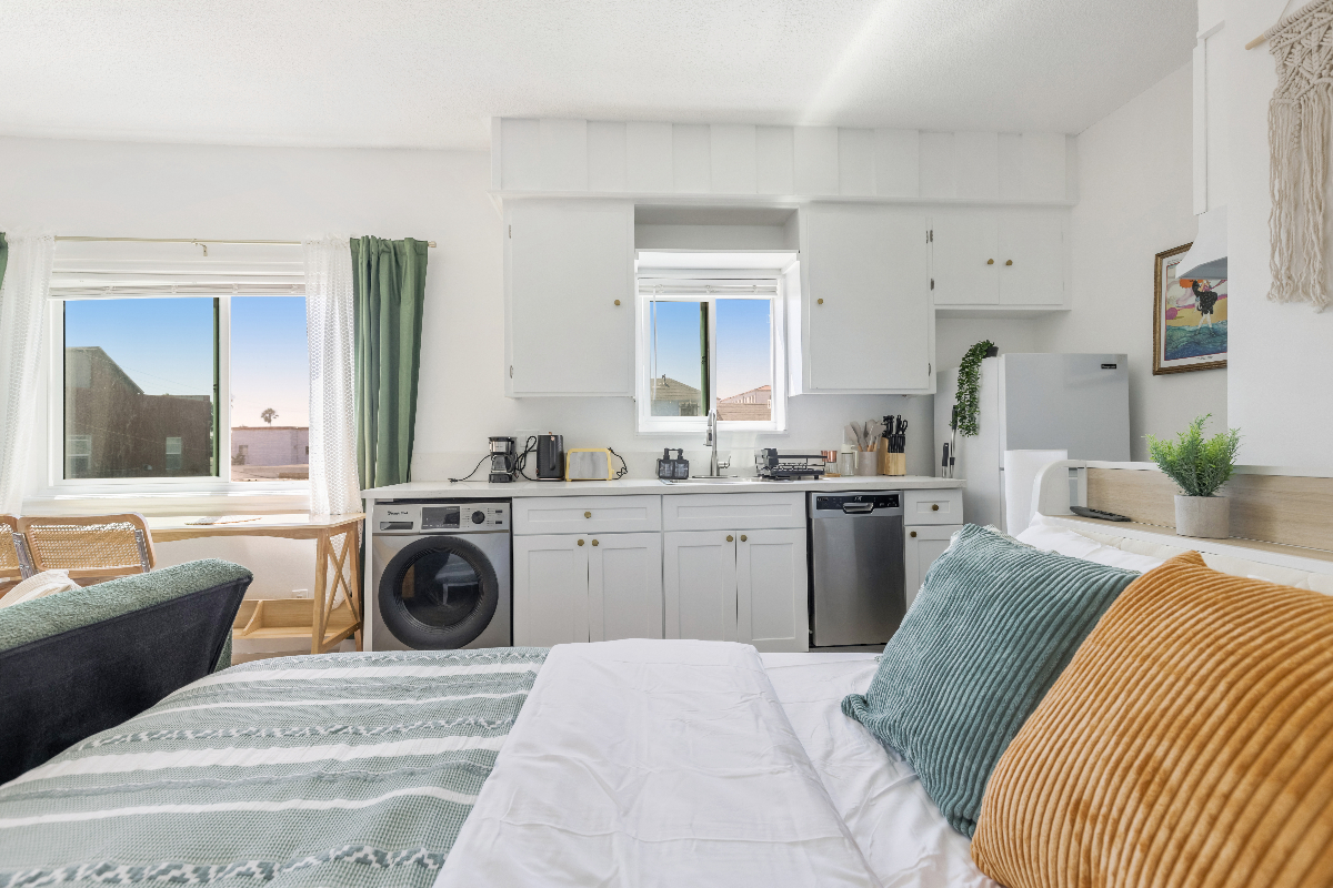 Furnished Venice Beach Living - Steps to the Ocean - Photo 2