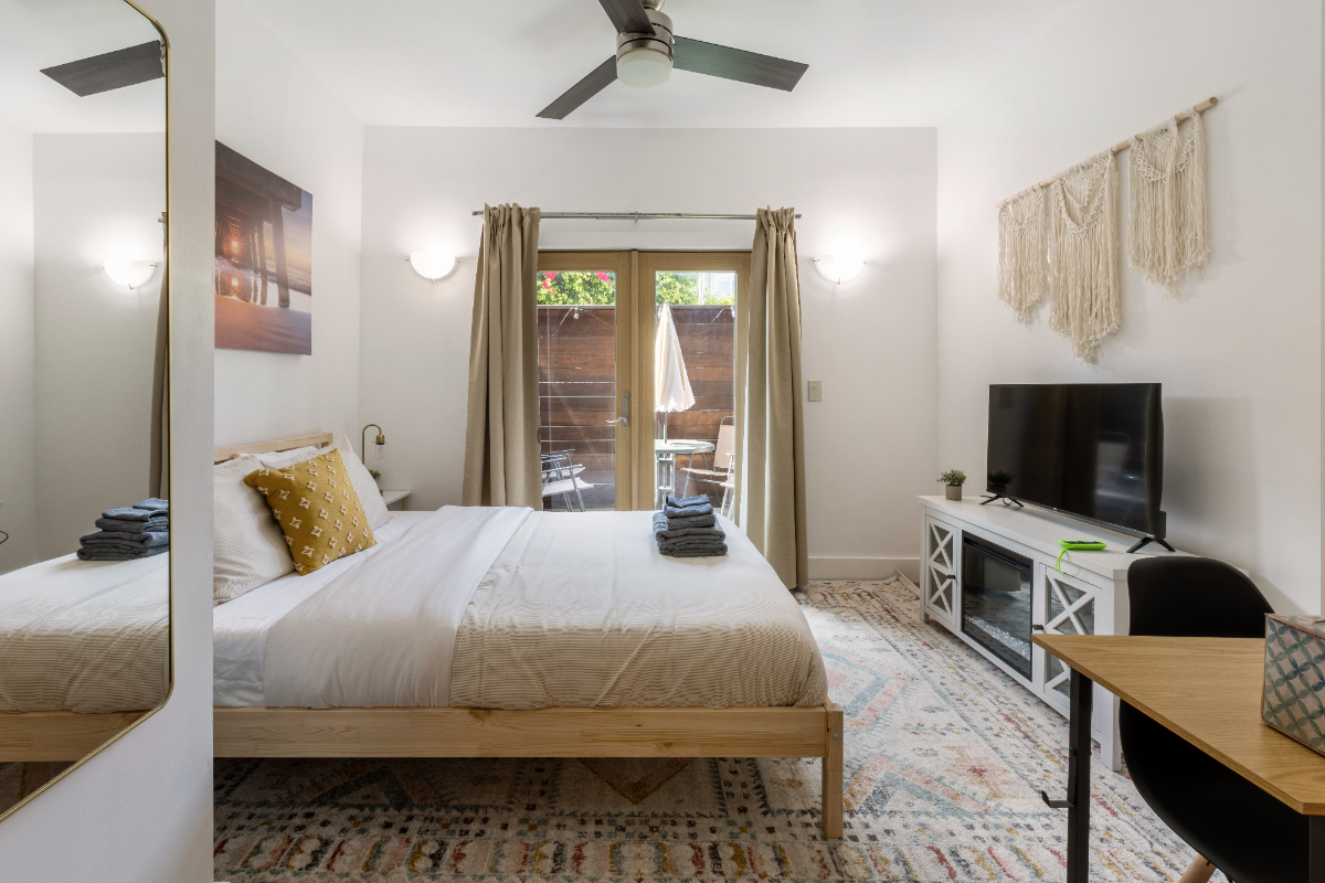 Furnished Venice Beach Living - Steps to the Ocean - Photo 4