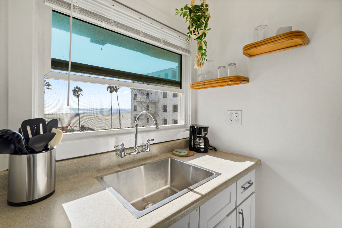 Furnished Venice Beach Living - Steps to the Ocean - Photo 4