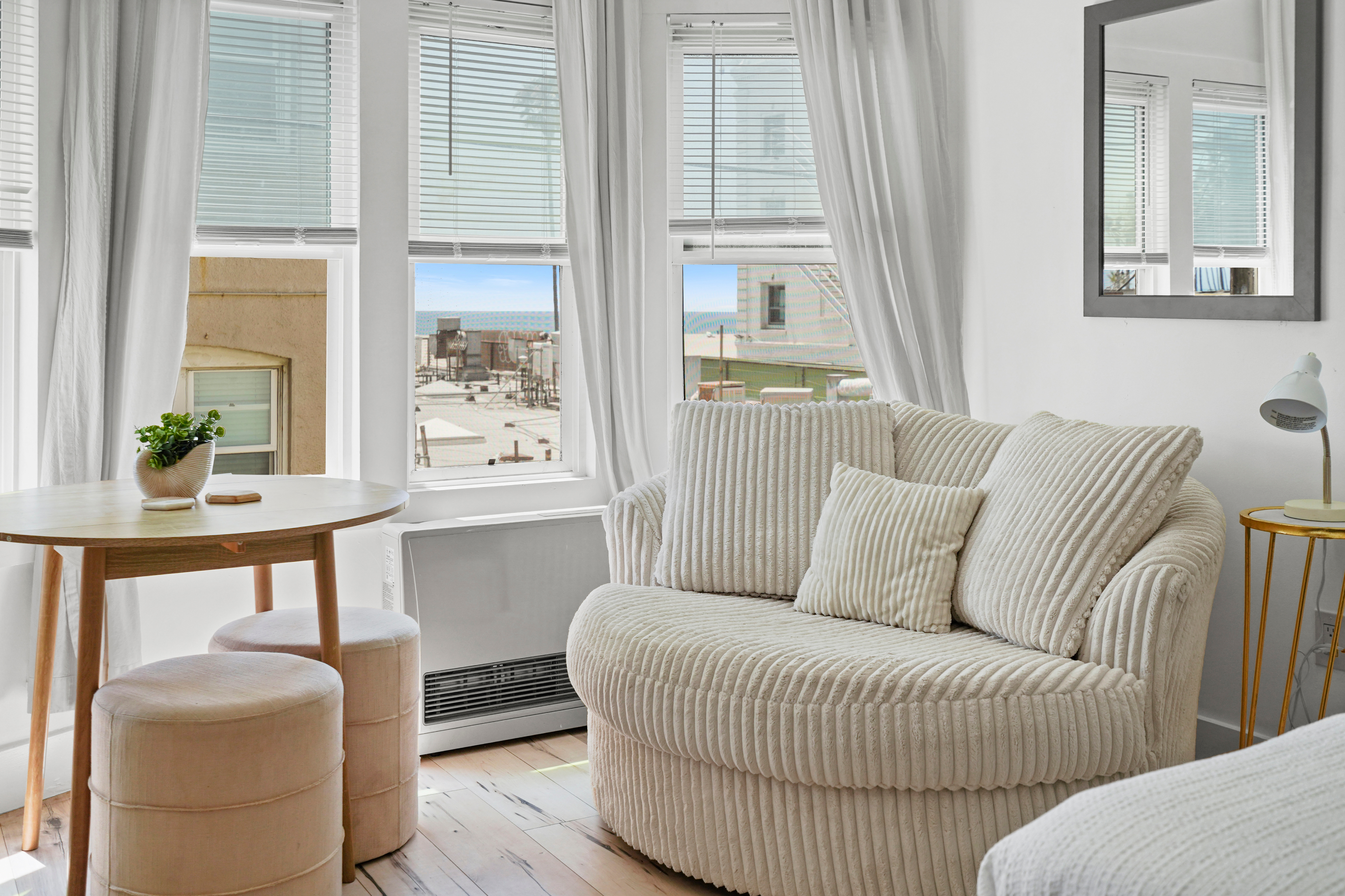 Furnished Venice Beach Living - Steps to the Ocean - Photo 2
