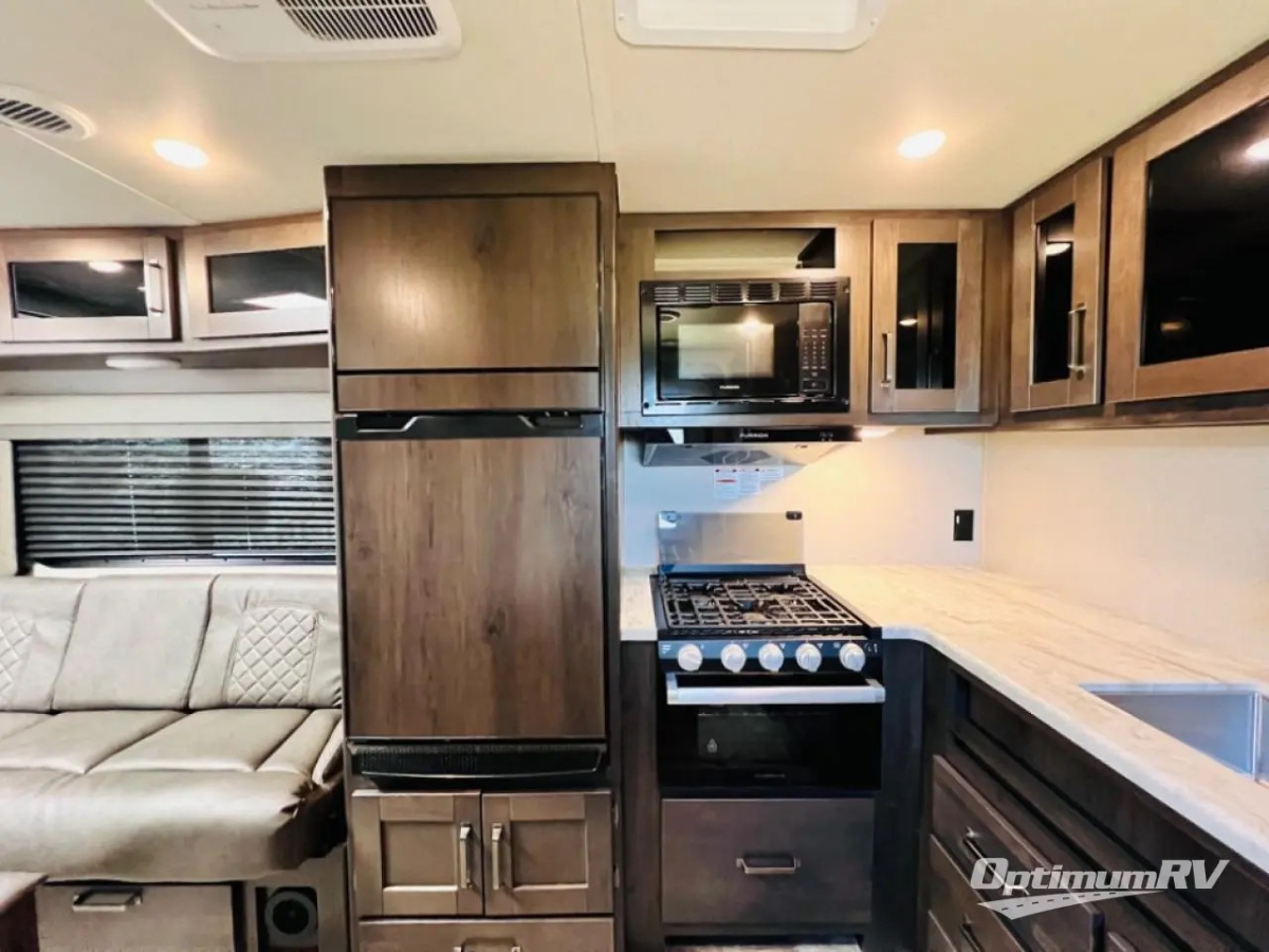 Luxury Trailer, easy freeway access - Photo 5