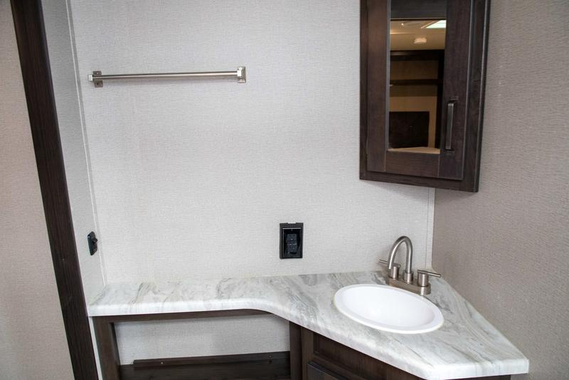 Luxury Trailer, easy freeway access - Photo 6
