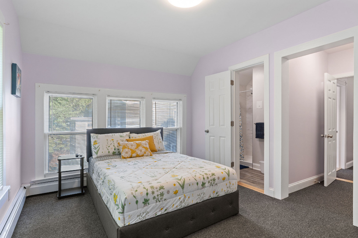 Private Bedrooms with En Suite Bathrooms - Traveling Nurses - 142 Riverside Drive - Photo 2