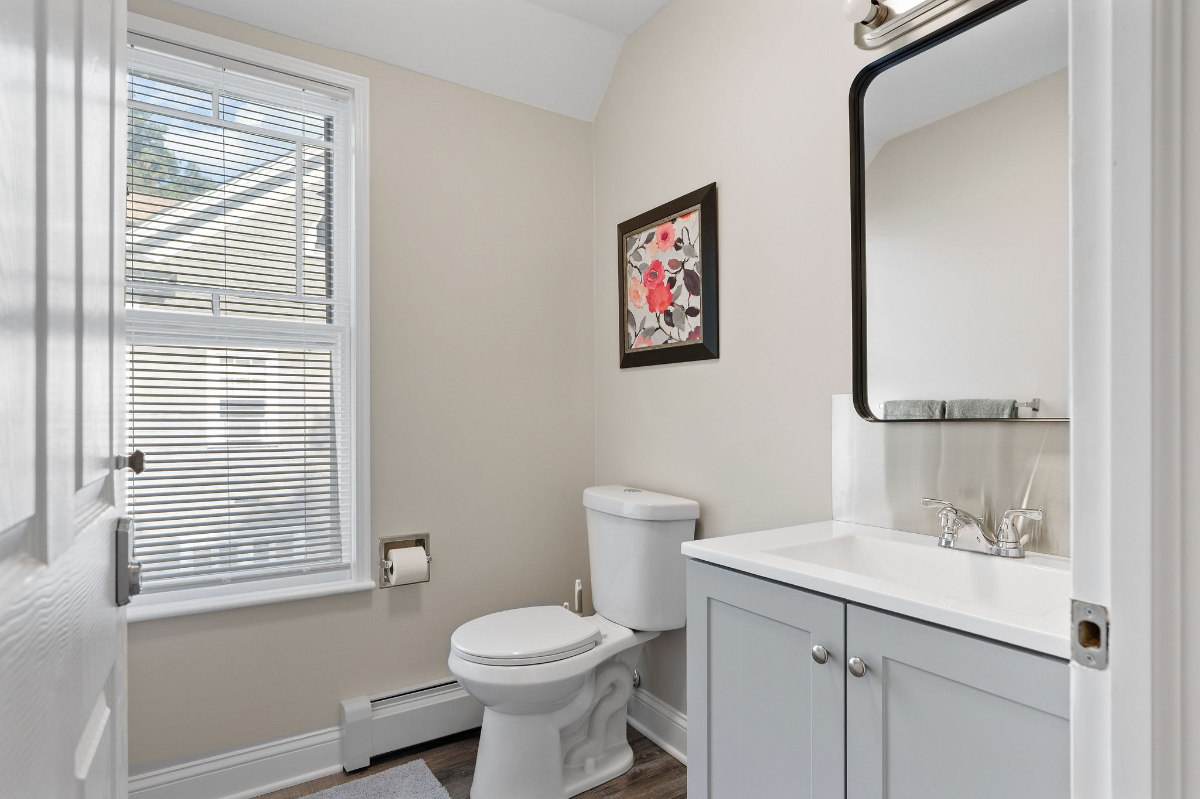 Private Bedrooms with En Suite Bathrooms - Traveling Nurses - 142 Riverside Drive - Photo 3
