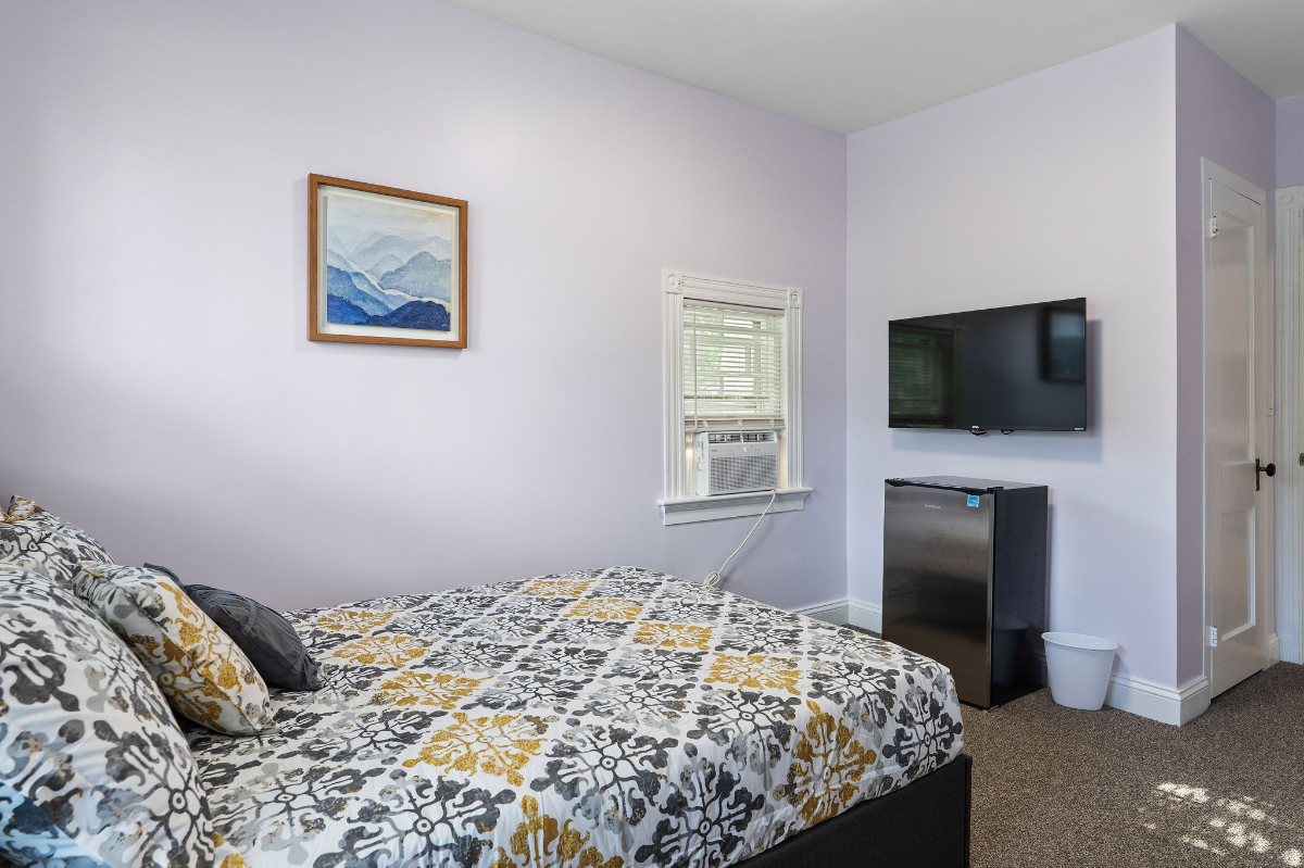 Private Bedrooms with En Suite Bathrooms - Traveling Nurses - 142 Riverside Drive - Photo 7