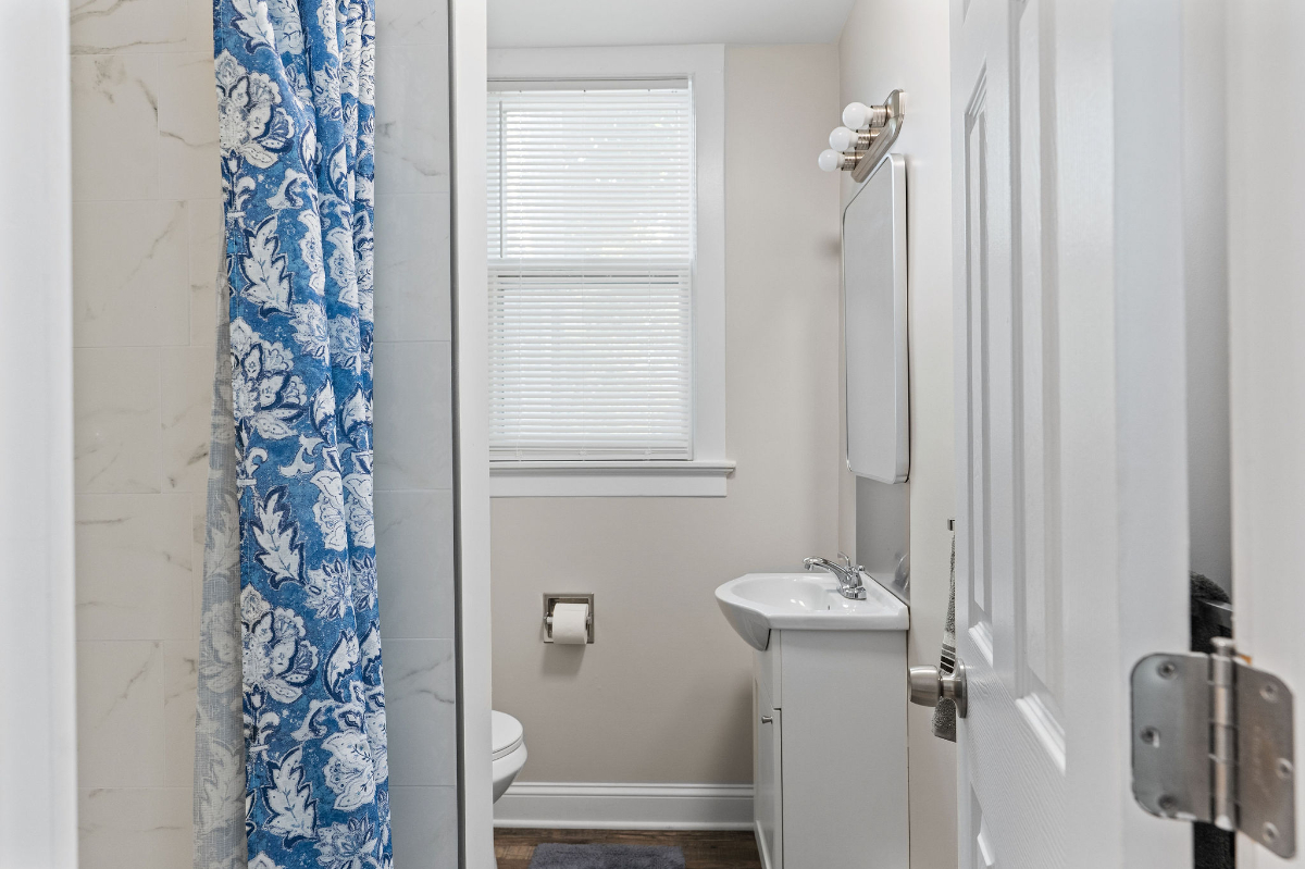 Private Bedrooms with En Suite Bathrooms - Traveling Nurses - 142 Riverside Drive - Photo 8