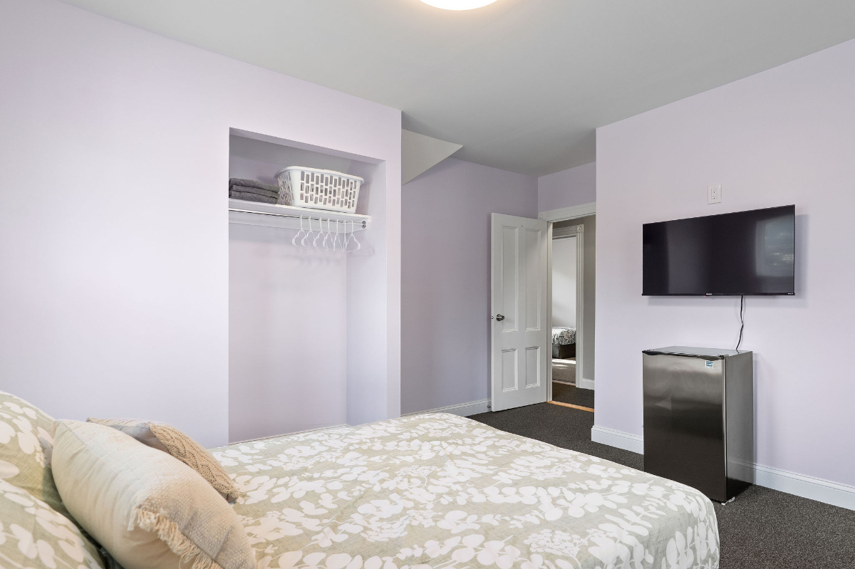 Private Bedrooms with En Suite Bathrooms - Traveling Nurses - 142 Riverside Drive - Photo 5
