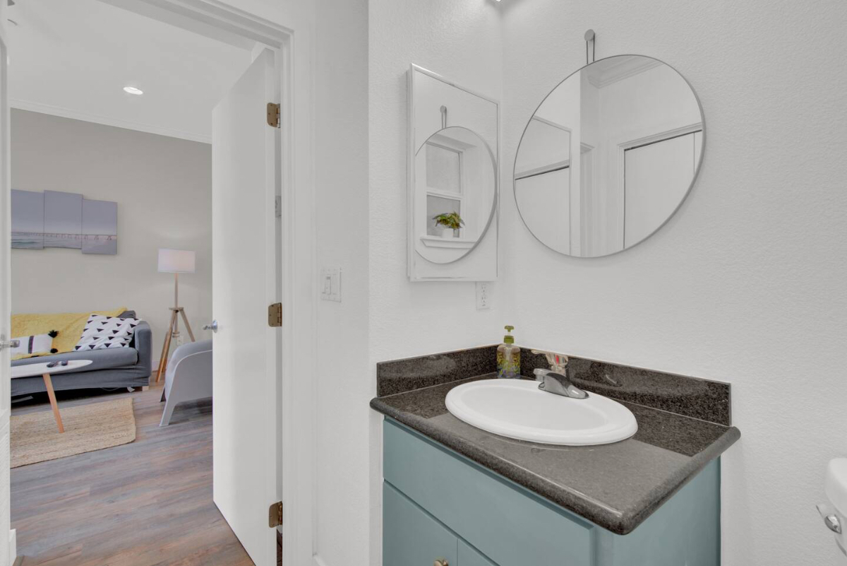 Modern home located near downtown. - Photo 3