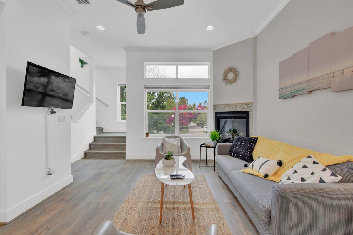 Modern home located near downtown. - Photo 4