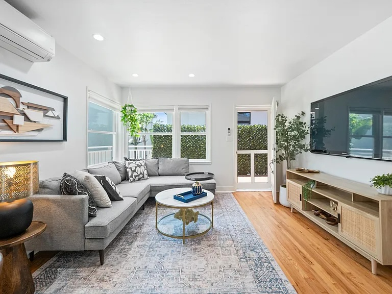 Upscale, Fully Furnished 2BR Steps from Mission Bay in Crown Point - Photo 3
