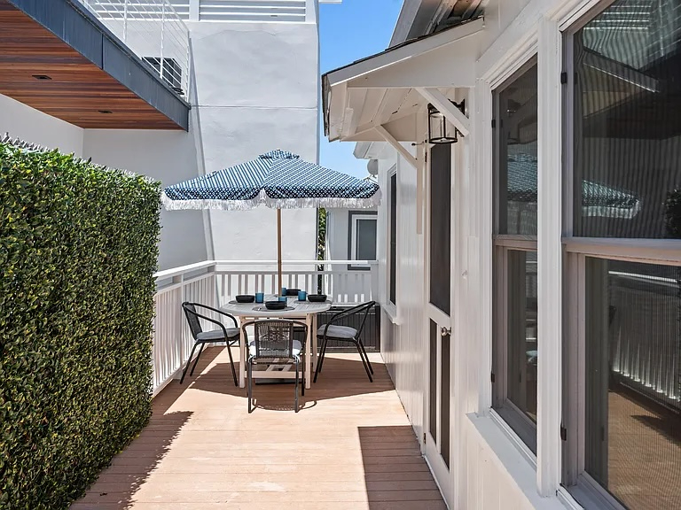 Upscale, Fully Furnished 2BR Steps from Mission Bay in Crown Point - Photo 5