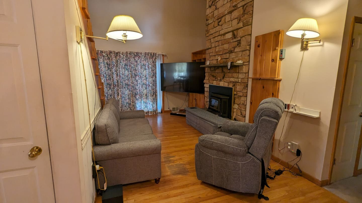 Private King Room in Lakefront Home - Photo 4