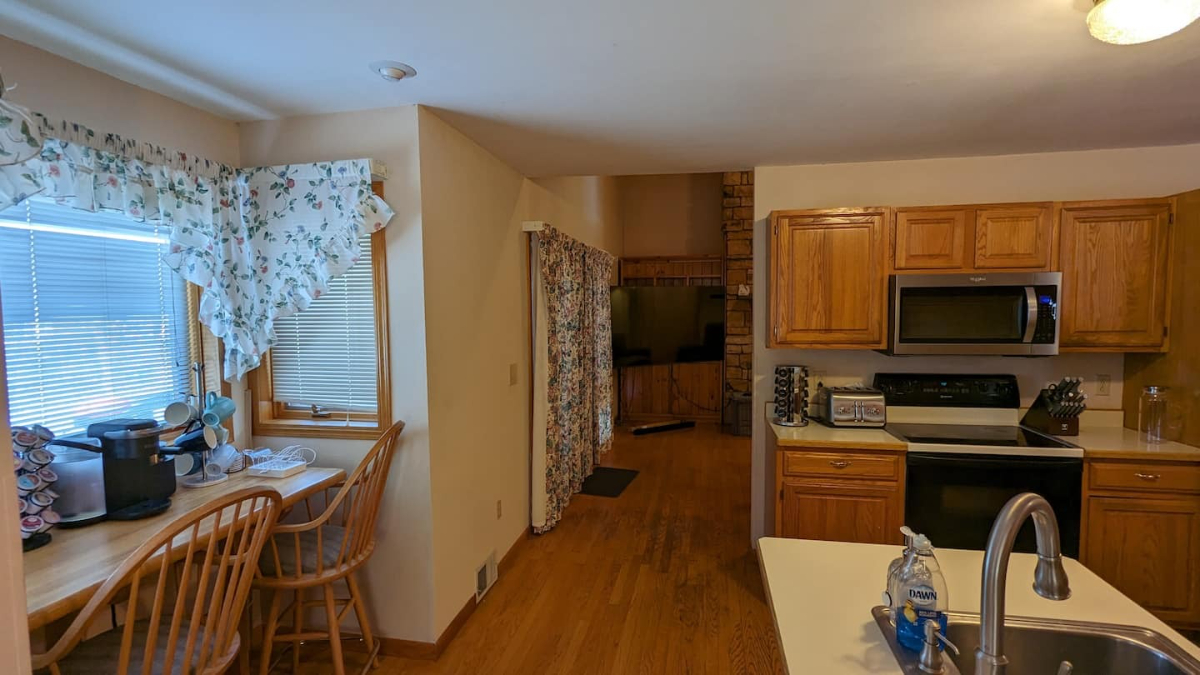 Private King Room in Lakefront Home - Photo 6