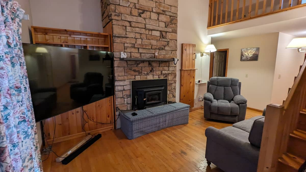 Private King Room in Lakefront Home - Photo 8