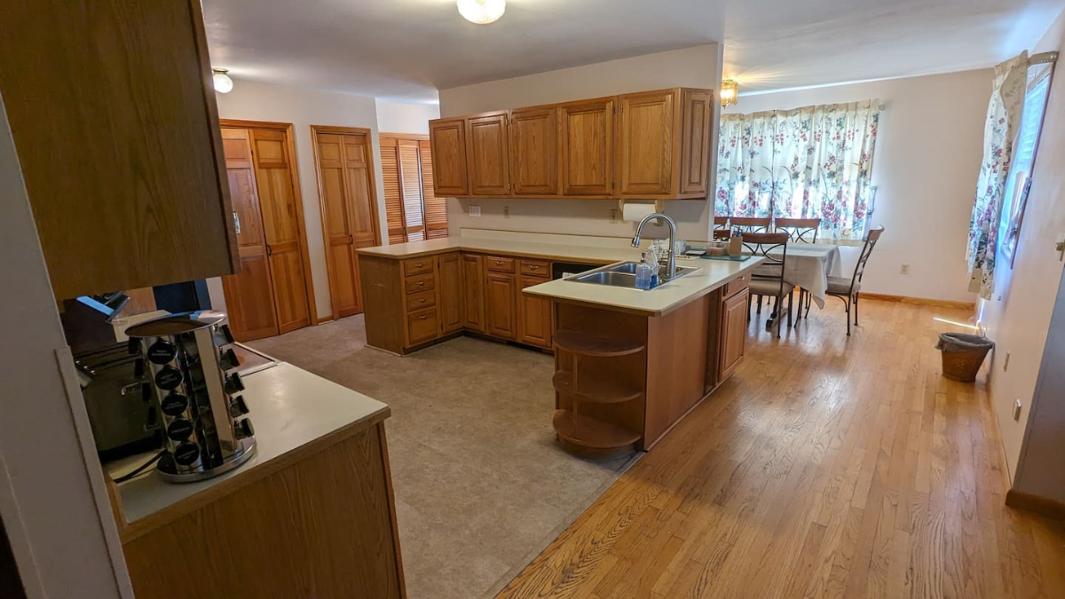 Private King Room in Lakefront Home - Photo 9