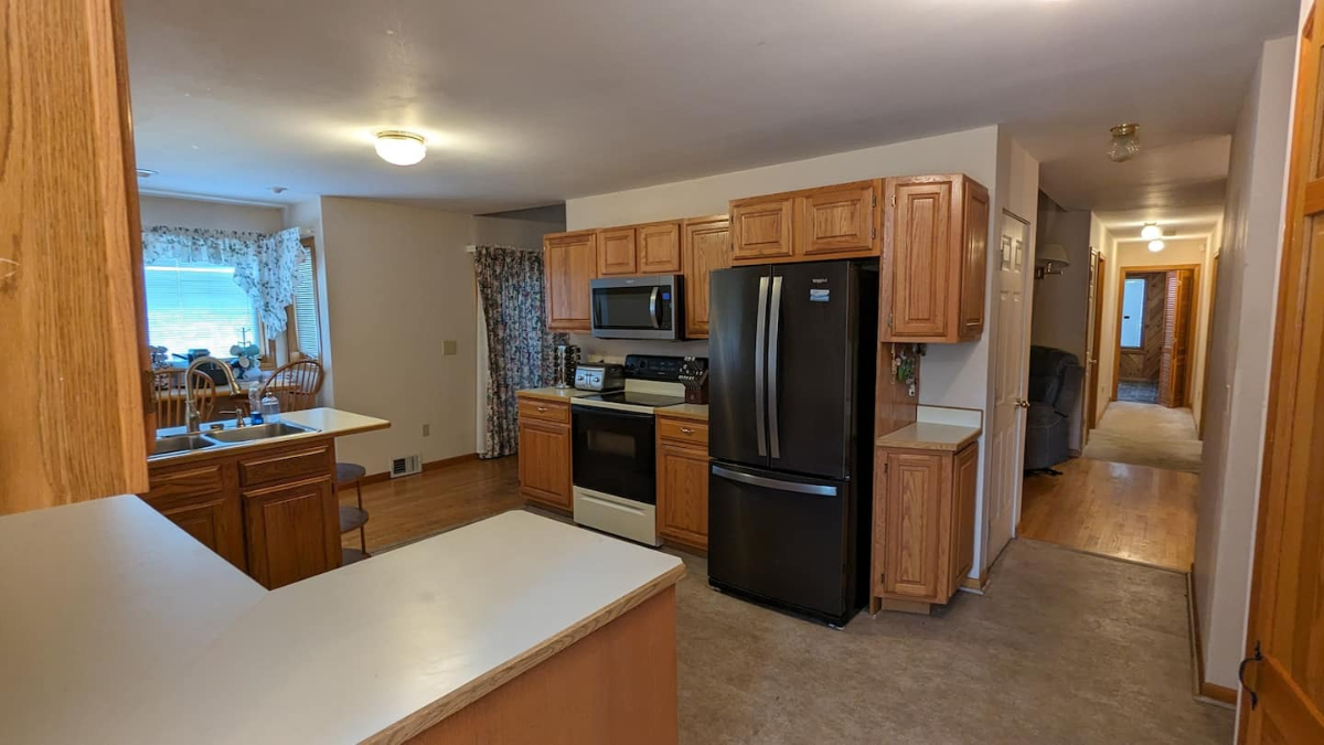 Private King Room in Lakefront Home - Photo 10