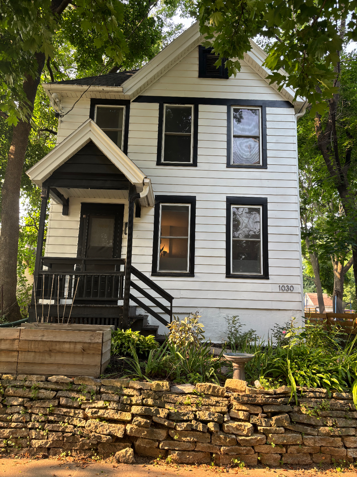 Upper level 2 bedroom apartment in heart of Madison