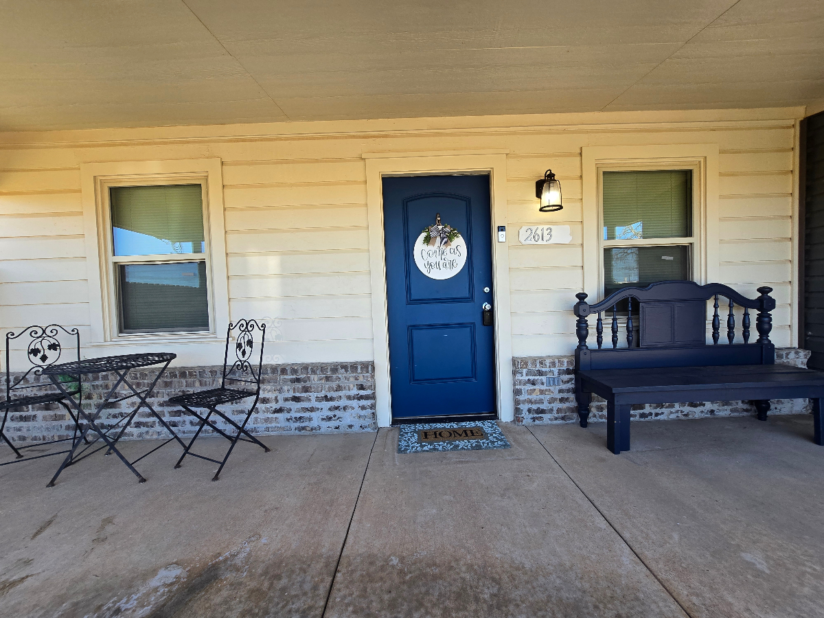 Comfy Cozy Cottage with a Grill and Garage - Photo 2