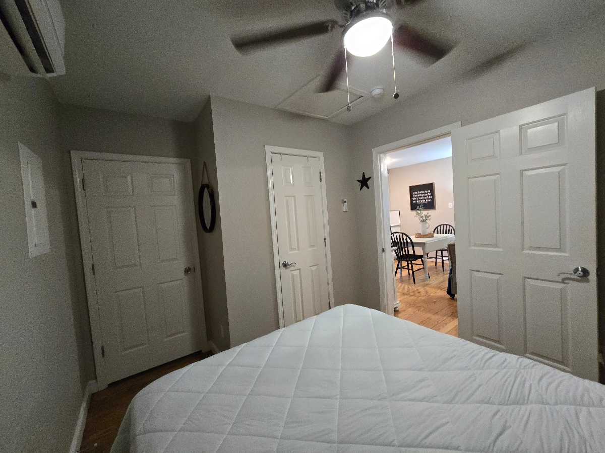 Comfy Cozy Cottage with a Grill and Garage - Photo 7