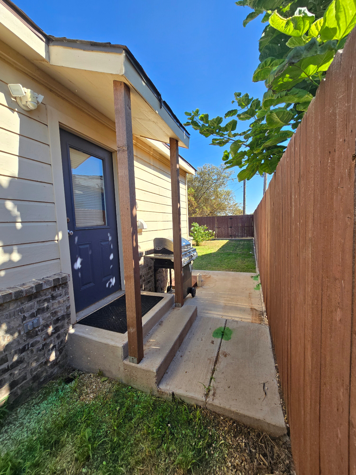 Comfy Cozy Cottage with a Grill and Garage - Photo 10