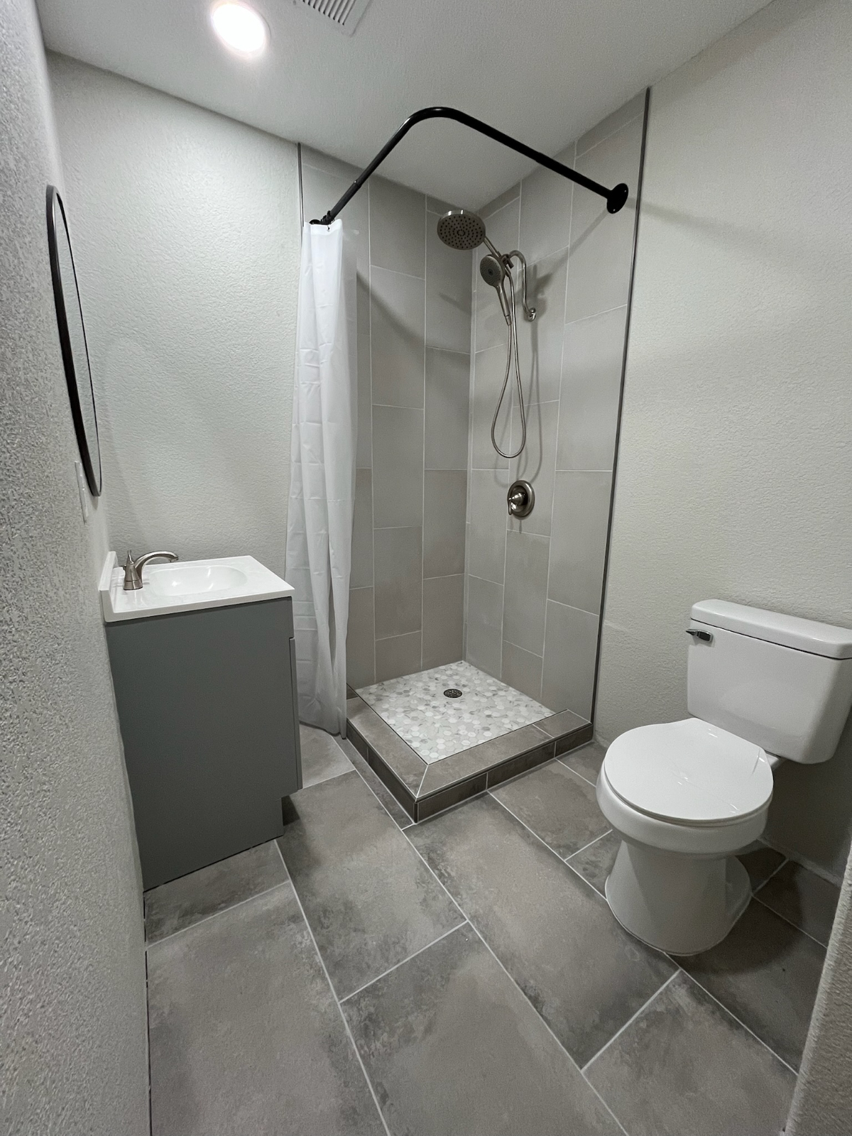 Beautiful Furnished Tranquil Apartment, Large Queen Bed, Backyard, Standing Desk - Photo 9