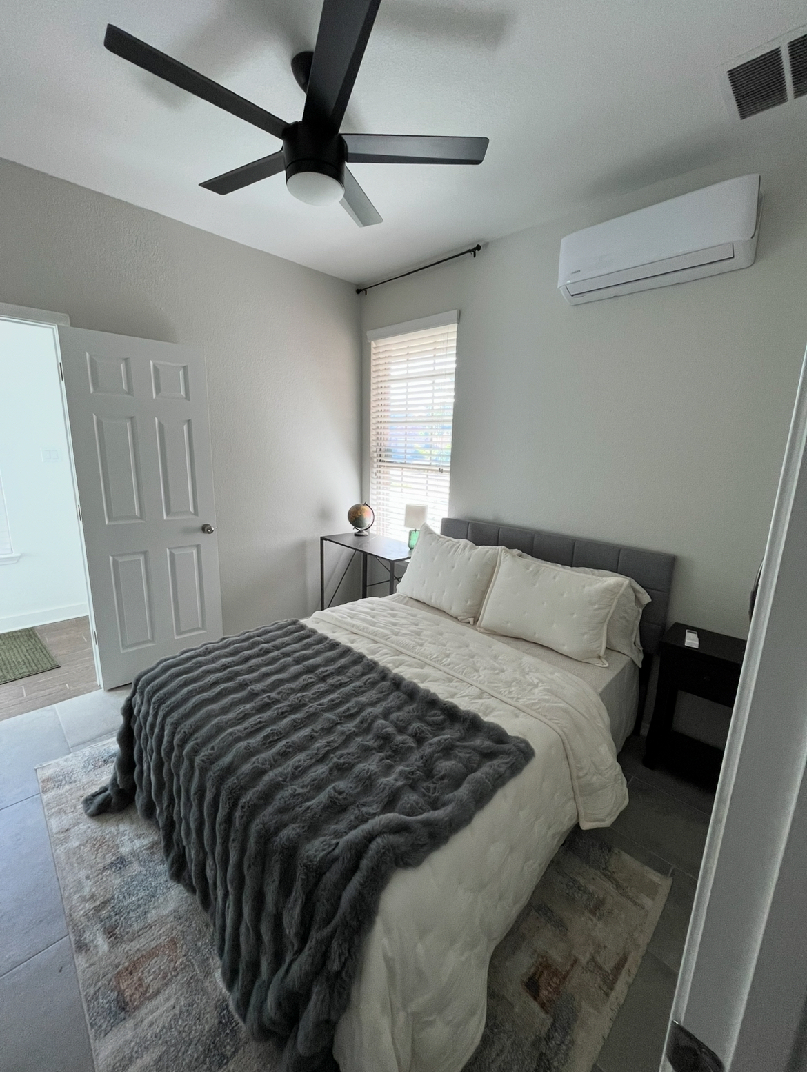 Beautiful Furnished Tranquil Apartment, Large Queen Bed, Backyard, Standing Desk - Photo 11