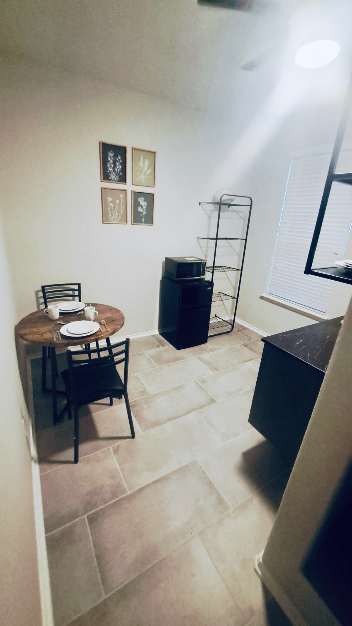 Beautiful Furnished Tranquil Apartment, Large Queen Bed, Backyard, Standing Desk - Photo 8