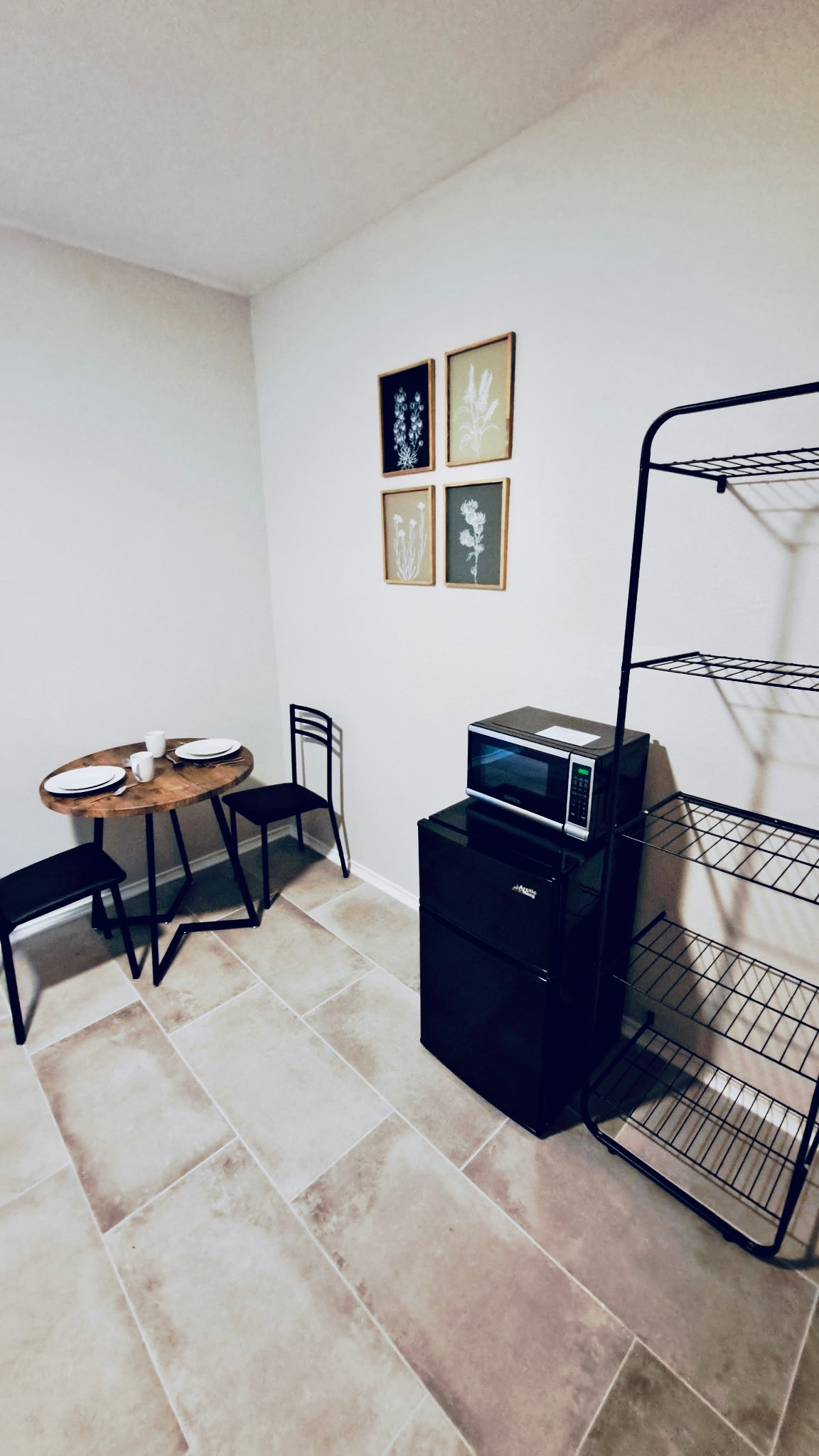 Beautiful Furnished Tranquil Apartment, Large Queen Bed, Backyard, Standing Desk - Photo 7