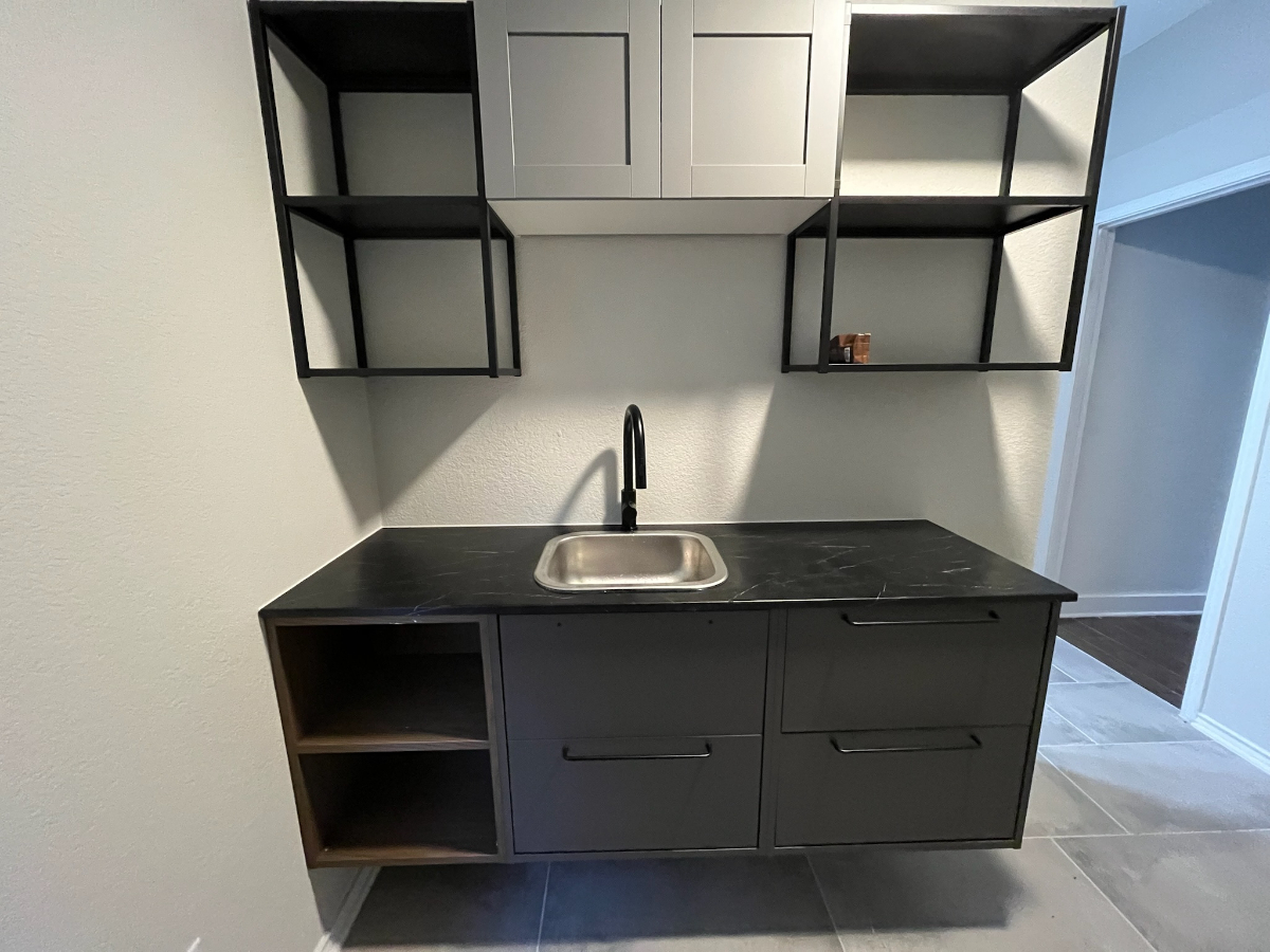 Beautiful Furnished Tranquil Apartment, Large Queen Bed, Backyard, Standing Desk - Photo 6