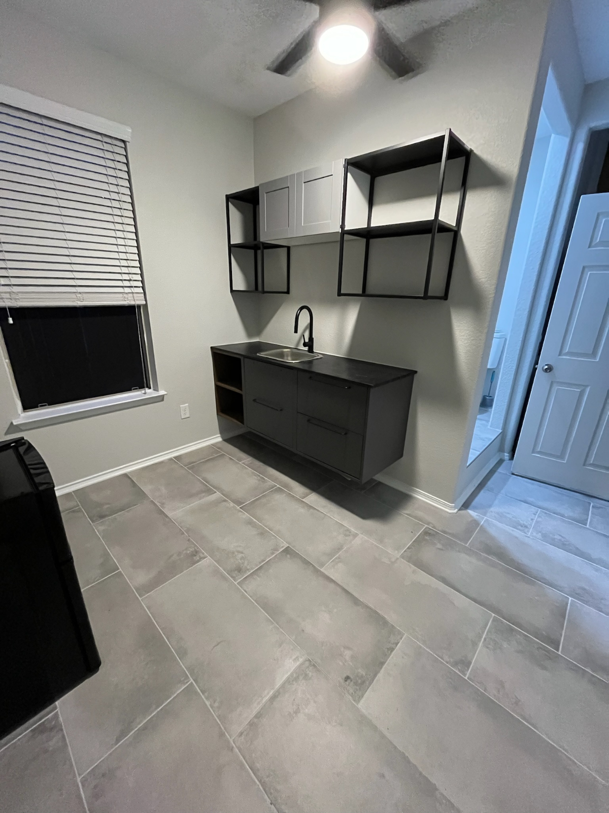 Beautiful Furnished Tranquil Apartment, Large Queen Bed, Backyard, Standing Desk - Photo 5