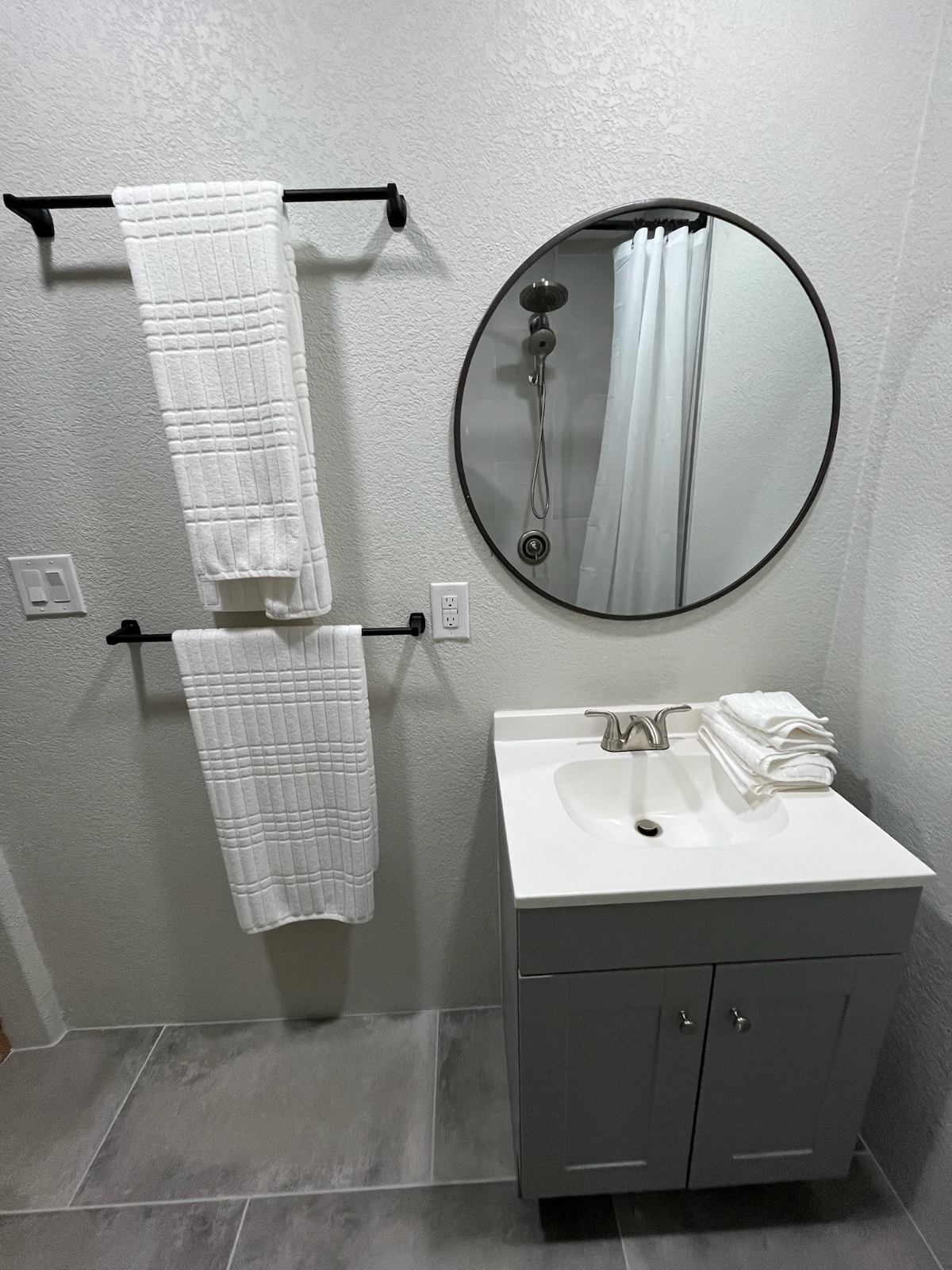 Beautiful Furnished Tranquil Apartment, Large Queen Bed, Backyard, Standing Desk - Photo 10