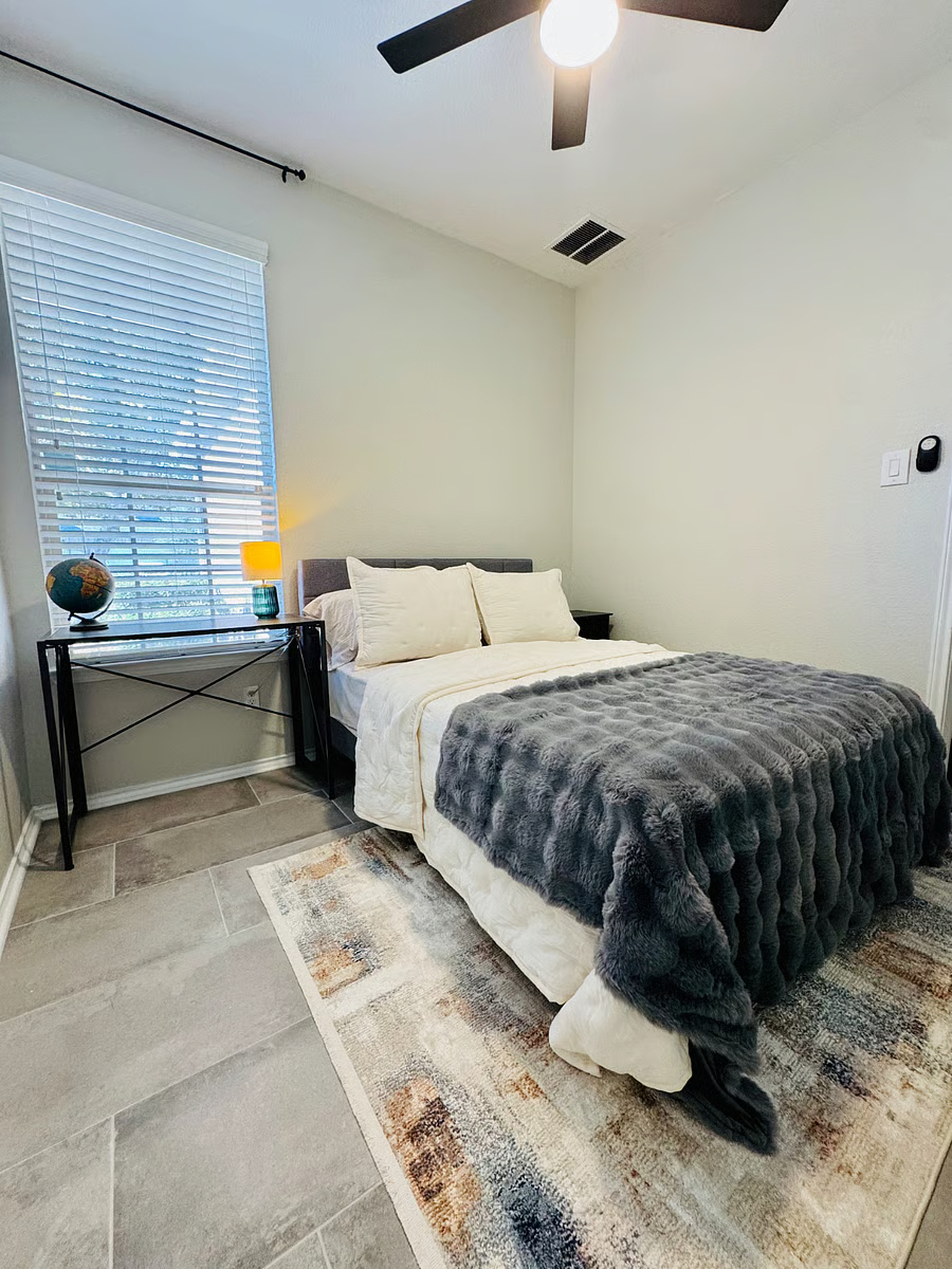 Beautiful Furnished Tranquil Apartment, Large Queen Bed, Backyard, Standing Desk - Photo 4