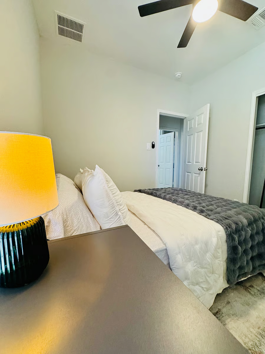 Beautiful Furnished Tranquil Apartment, Large Queen Bed, Backyard, Standing Desk - Photo 12