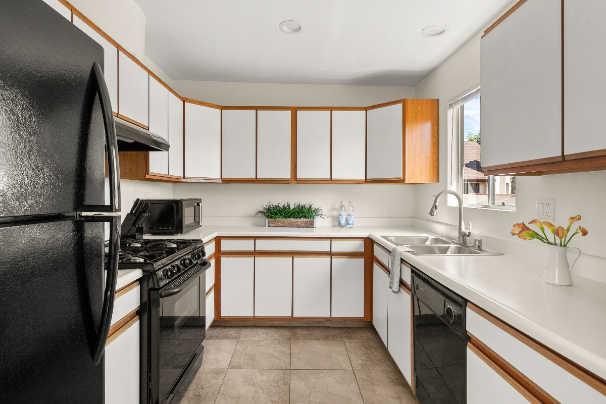 ...AVAILABLE... February 1, 2027 / $3700 JUN, JUL, AUG $3750 2BR 1BA Walk to Beach. Eateries, Cute Shops GARAGE! - Photo 6