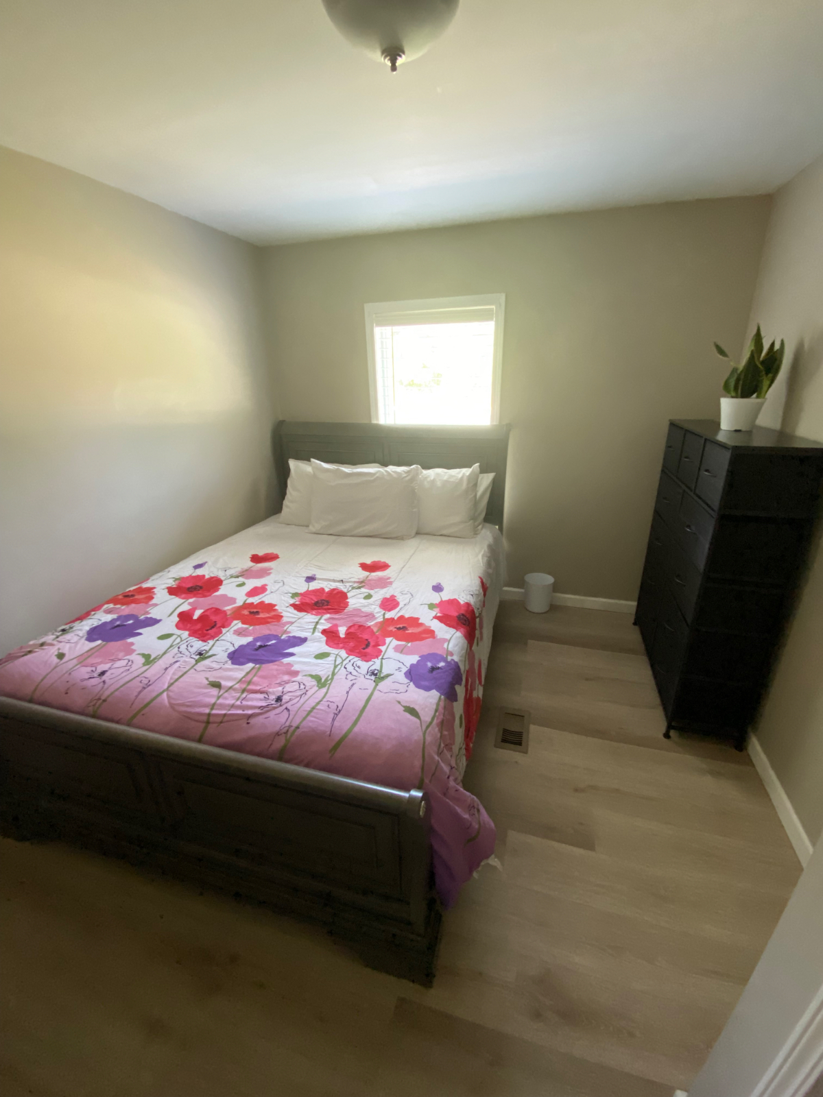 Fully furnished room close to hospital state park shopping areas - Photo 1