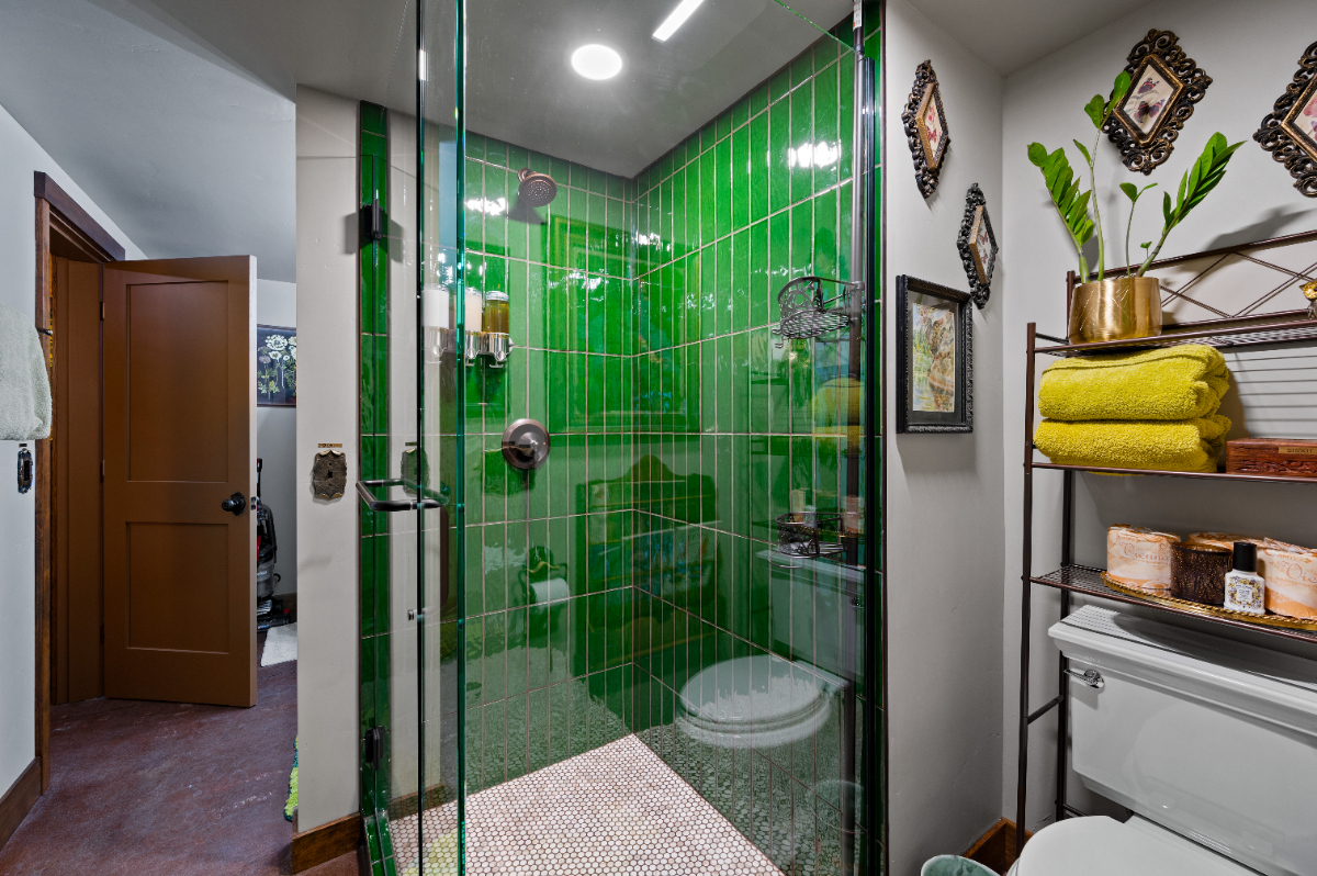 Private 2BR Midtown Retreat | 2 King Beds | Hot Tub | W/D | Near St. Charles | "The Grove" Unit - Photo 5