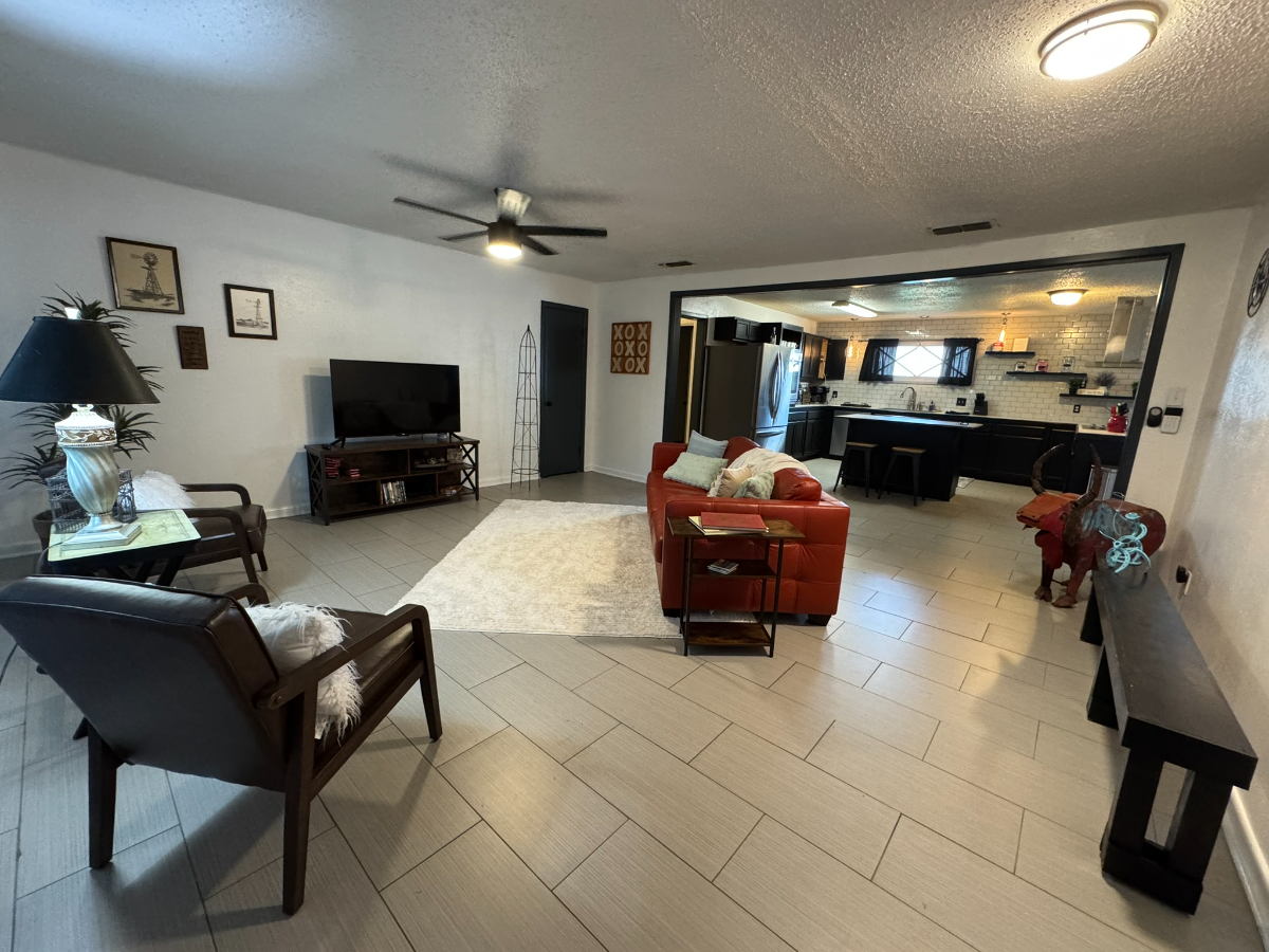 3 Bedroom/2Bath fully furnished house in Lubbock - Photo 12